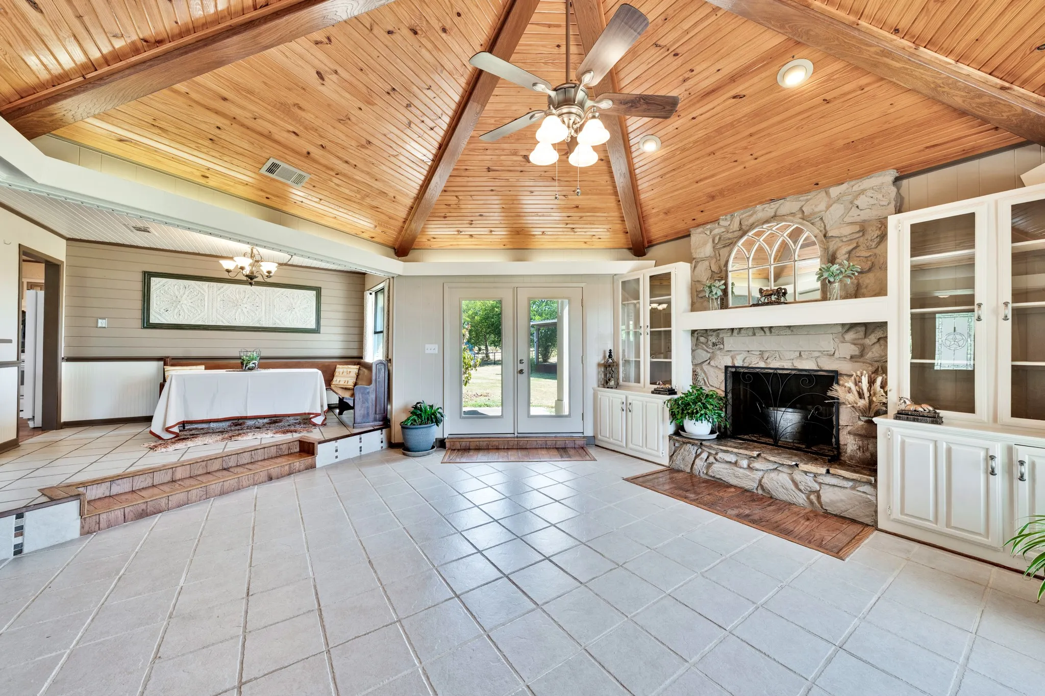 Single Family Residence For Sale in Hopkins County , 8727 S Fm 69, Como, Texas 75431, 3 Bedroom, 3 Bathroom, 2 Garage spaces, 2,040 Sqft, built in 1978, mls#21344013, Real Estate Agent in Como, Homes For Sale in Hopkins county, Homes For Sale in Como, Realtor in Como Texas, Real Estate Brokerage Independent Realty Texas, Luminita Cordes Realtor