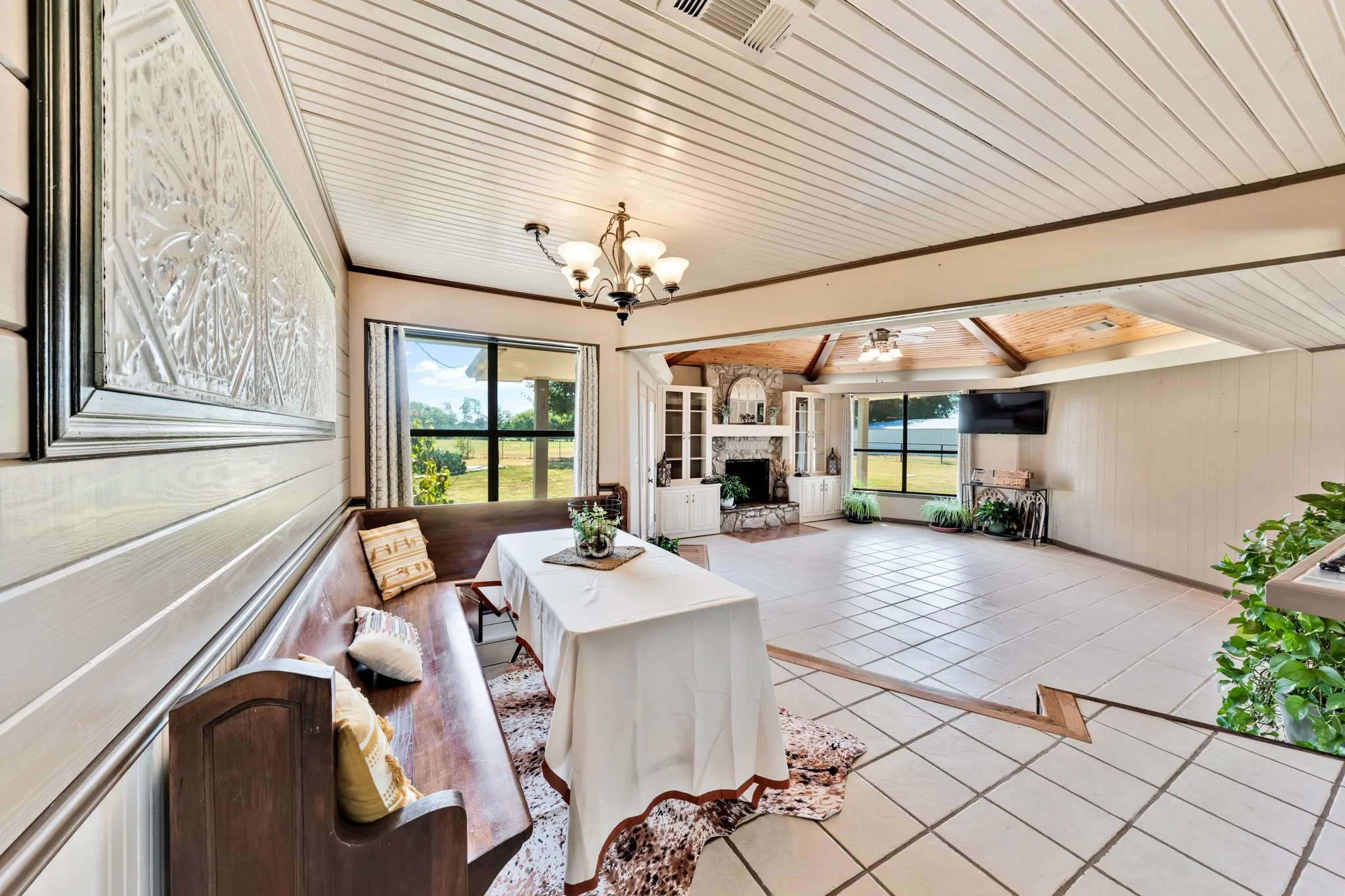 Single Family Residence For Sale in Hopkins County , 8727 S Fm 69, Como, Texas 75431, 3 Bedroom, 3 Bathroom, 2 Garage spaces, 2,040 Sqft, built in 1978, mls#21344013, Real Estate Agent in Como, Homes For Sale in Hopkins county, Homes For Sale in Como, Realtor in Como Texas, Real Estate Brokerage Independent Realty Texas, Luminita Cordes Realtor