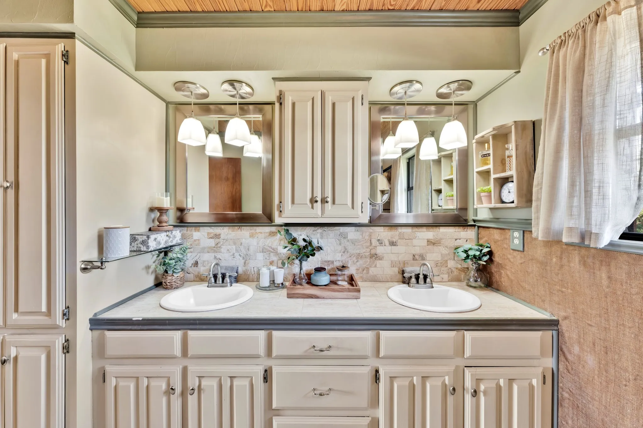 Single Family Residence For Sale in Hopkins County , 8727 S Fm 69, Como, Texas 75431, 3 Bedroom, 3 Bathroom, 2 Garage spaces, 2,040 Sqft, built in 1978, mls#21344013, Real Estate Agent in Como, Homes For Sale in Hopkins county, Homes For Sale in Como, Realtor in Como Texas, Real Estate Brokerage Independent Realty Texas, Luminita Cordes Realtor