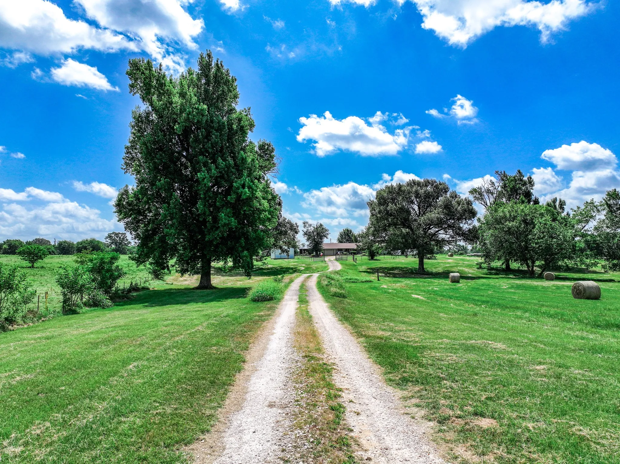 Single Family Residence For Sale in Hopkins County , 8727 S Fm 69, Como, Texas 75431, 3 Bedroom, 3 Bathroom, 2 Garage spaces, 2,040 Sqft, built in 1978, mls#21344013, Real Estate Agent in Como, Homes For Sale in Hopkins county, Homes For Sale in Como, Realtor in Como Texas, Real Estate Brokerage Independent Realty Texas, Luminita Cordes Realtor