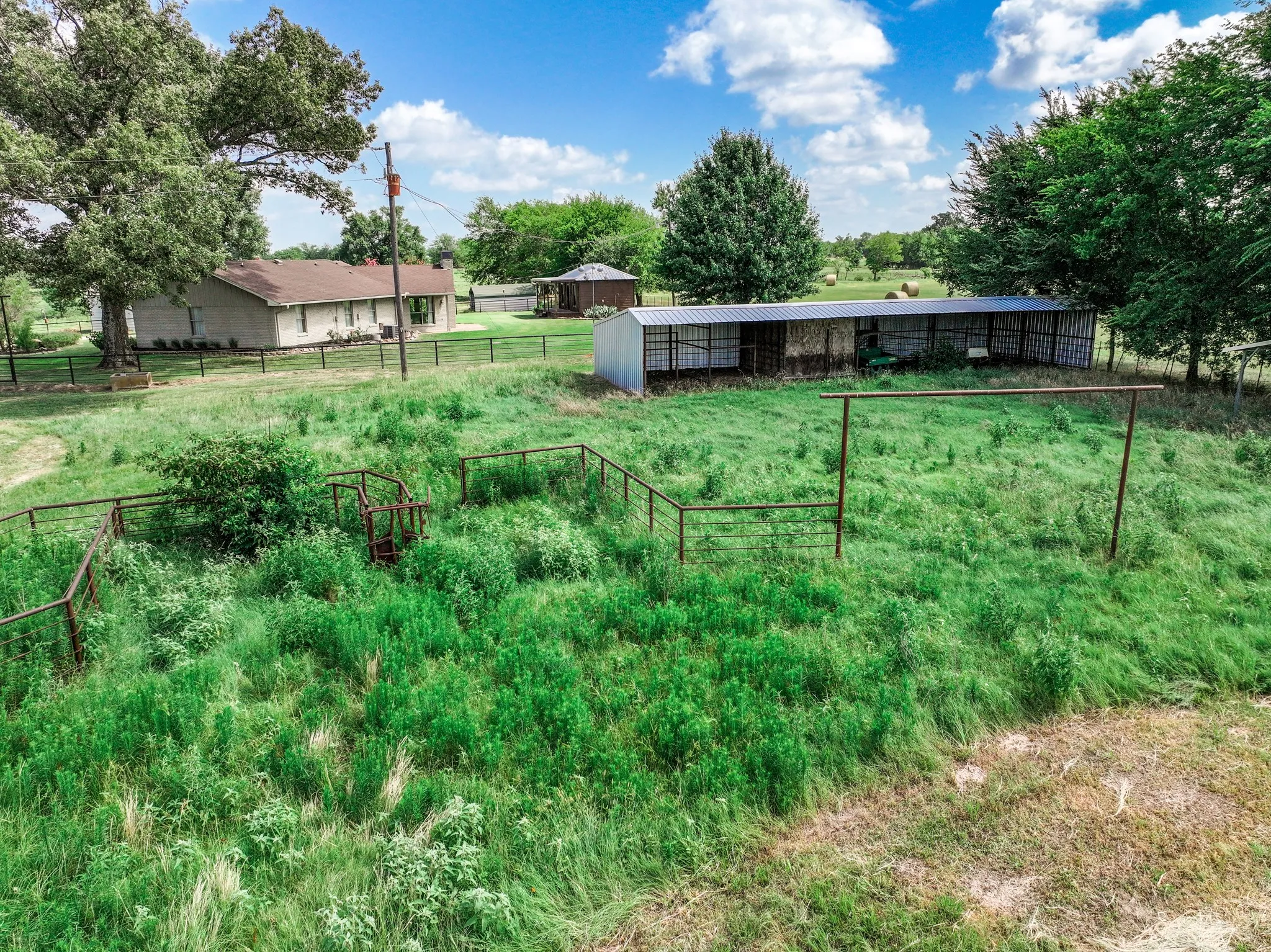 Single Family Residence For Sale in Hopkins County , 8727 S Fm 69, Como, Texas 75431, 3 Bedroom, 3 Bathroom, 2 Garage spaces, 2,040 Sqft, built in 1978, mls#21344013, Real Estate Agent in Como, Homes For Sale in Hopkins county, Homes For Sale in Como, Realtor in Como Texas, Real Estate Brokerage Independent Realty Texas, Luminita Cordes Realtor