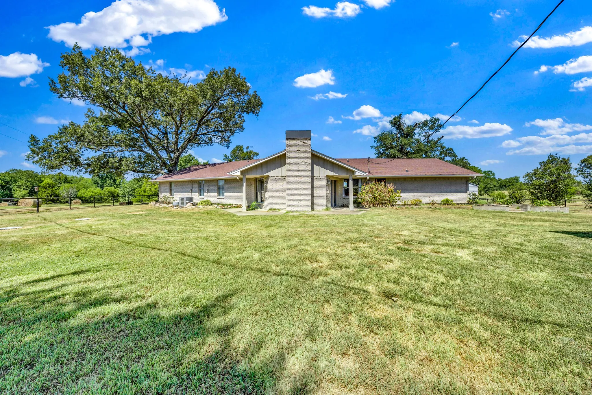 Single Family Residence For Sale in Hopkins County , 8727 S Fm 69, Como, Texas 75431, 3 Bedroom, 3 Bathroom, 2 Garage spaces, 2,040 Sqft, built in 1978, mls#21344013, Real Estate Agent in Como, Homes For Sale in Hopkins county, Homes For Sale in Como, Realtor in Como Texas, Real Estate Brokerage Independent Realty Texas, Luminita Cordes Realtor
