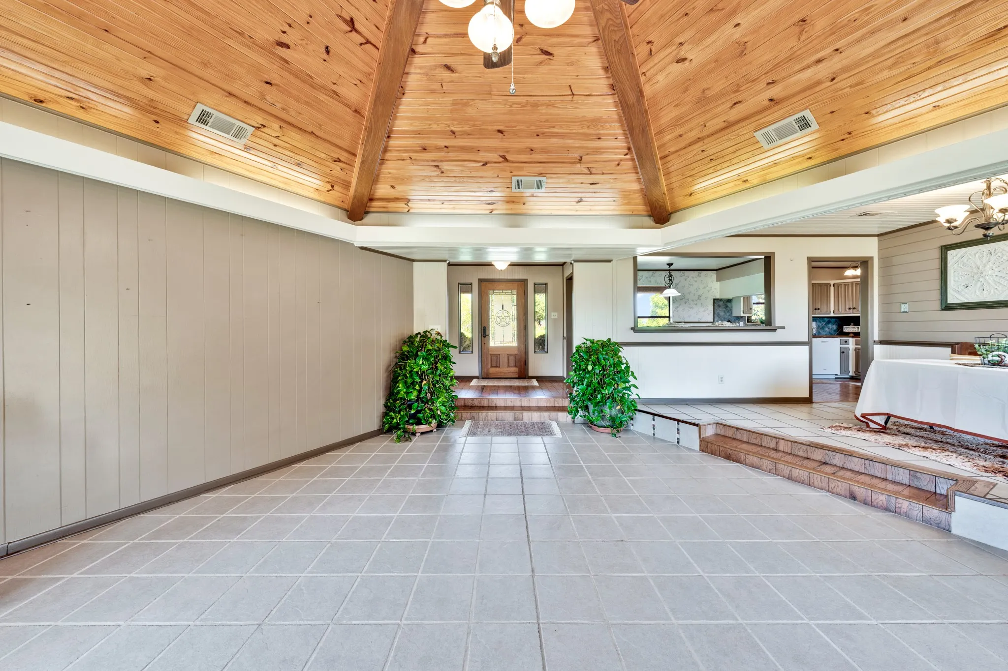 Single Family Residence For Sale in Hopkins County , 8727 S Fm 69, Como, Texas 75431, 3 Bedroom, 3 Bathroom, 2 Garage spaces, 2,040 Sqft, built in 1978, mls#21344013, Real Estate Agent in Como, Homes For Sale in Hopkins county, Homes For Sale in Como, Realtor in Como Texas, Real Estate Brokerage Independent Realty Texas, Luminita Cordes Realtor
