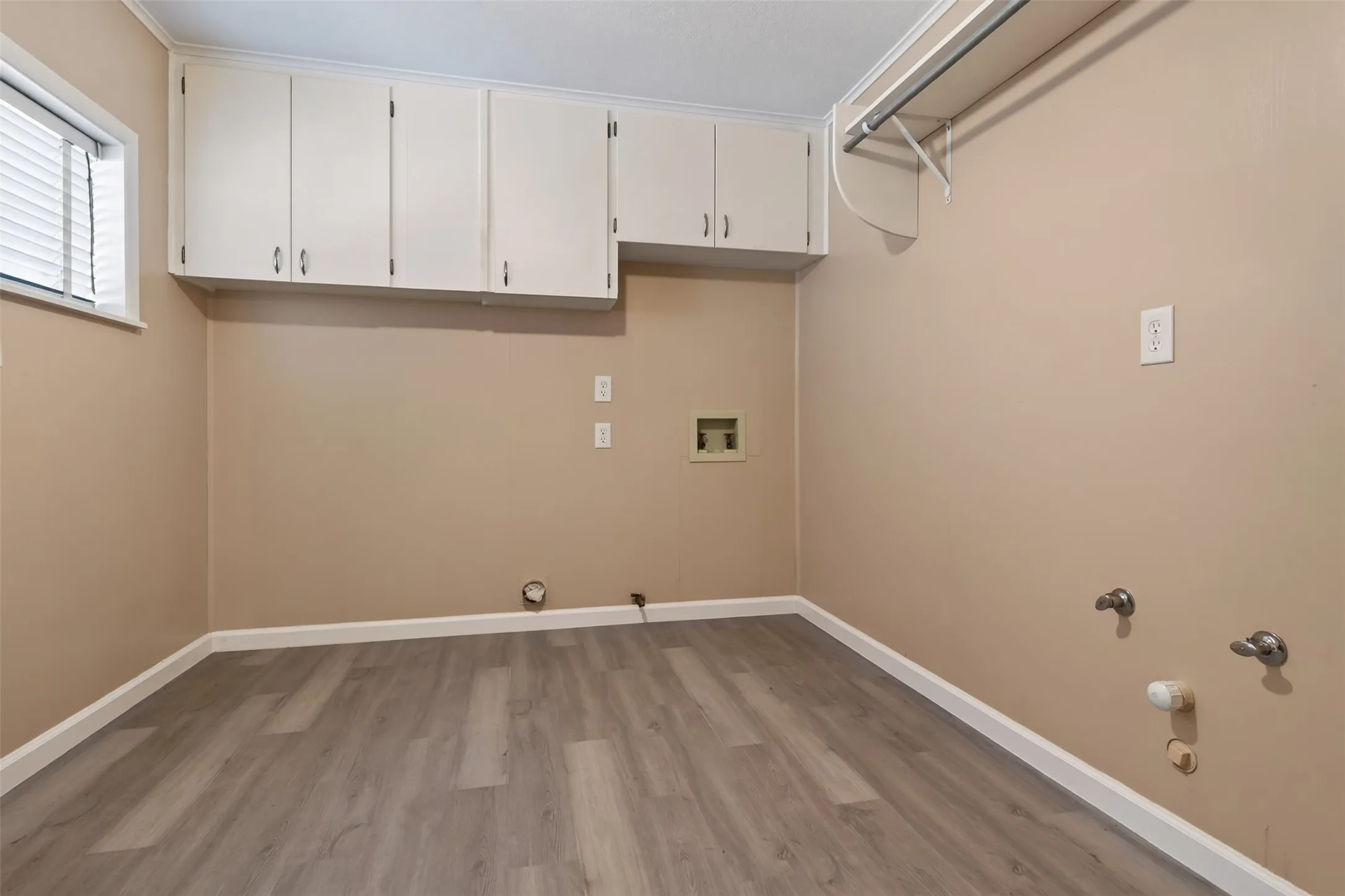 Single Family Residence For Sale in Mc Lennan County , 702 N Rita Street, Lacy Lakeview, Texas 76705, 3 Bedroom, 2 Bathroom, 1 Garage spaces, 2,026 Sqft, built in 1958, mls#21362140, Real Estate Agent in Lacy Lakeview, Homes For Sale in Mc Lennan county, Homes For Sale in Lacy Lakeview, Realtor in Lacy Lakeview Texas, Real Estate Brokerage Independent Realty Texas, Luminita Cordes Realtor