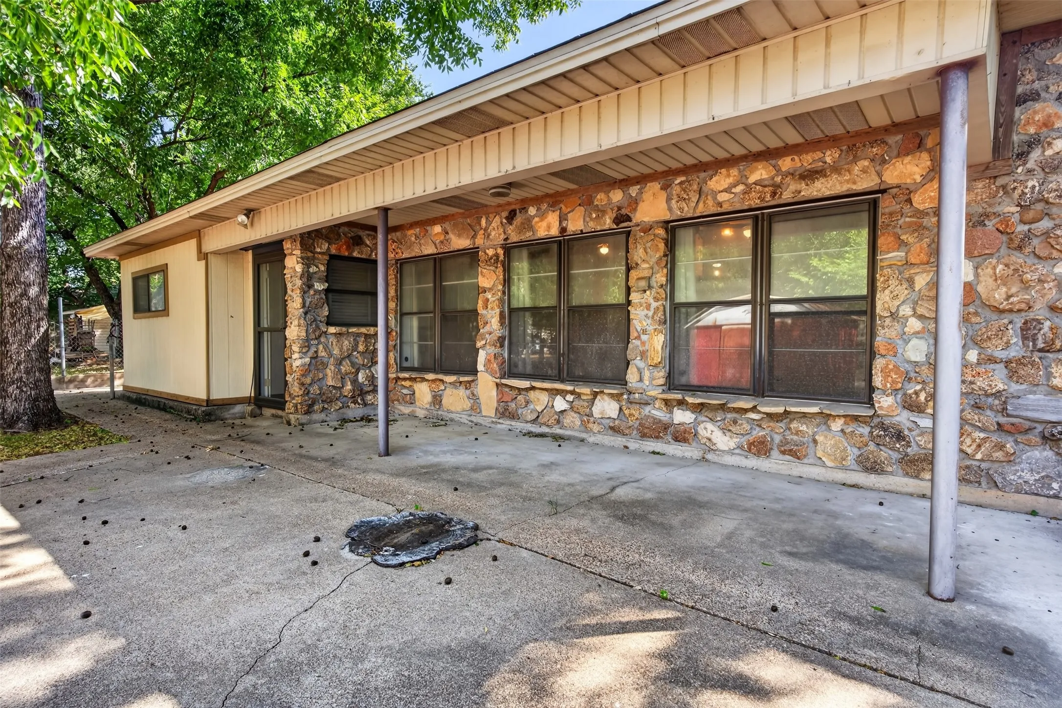 Single Family Residence For Sale in Mc Lennan County , 702 N Rita Street, Lacy Lakeview, Texas 76705, 3 Bedroom, 2 Bathroom, 1 Garage spaces, 2,026 Sqft, built in 1958, mls#21362140, Real Estate Agent in Lacy Lakeview, Homes For Sale in Mc Lennan county, Homes For Sale in Lacy Lakeview, Realtor in Lacy Lakeview Texas, Real Estate Brokerage Independent Realty Texas, Luminita Cordes Realtor