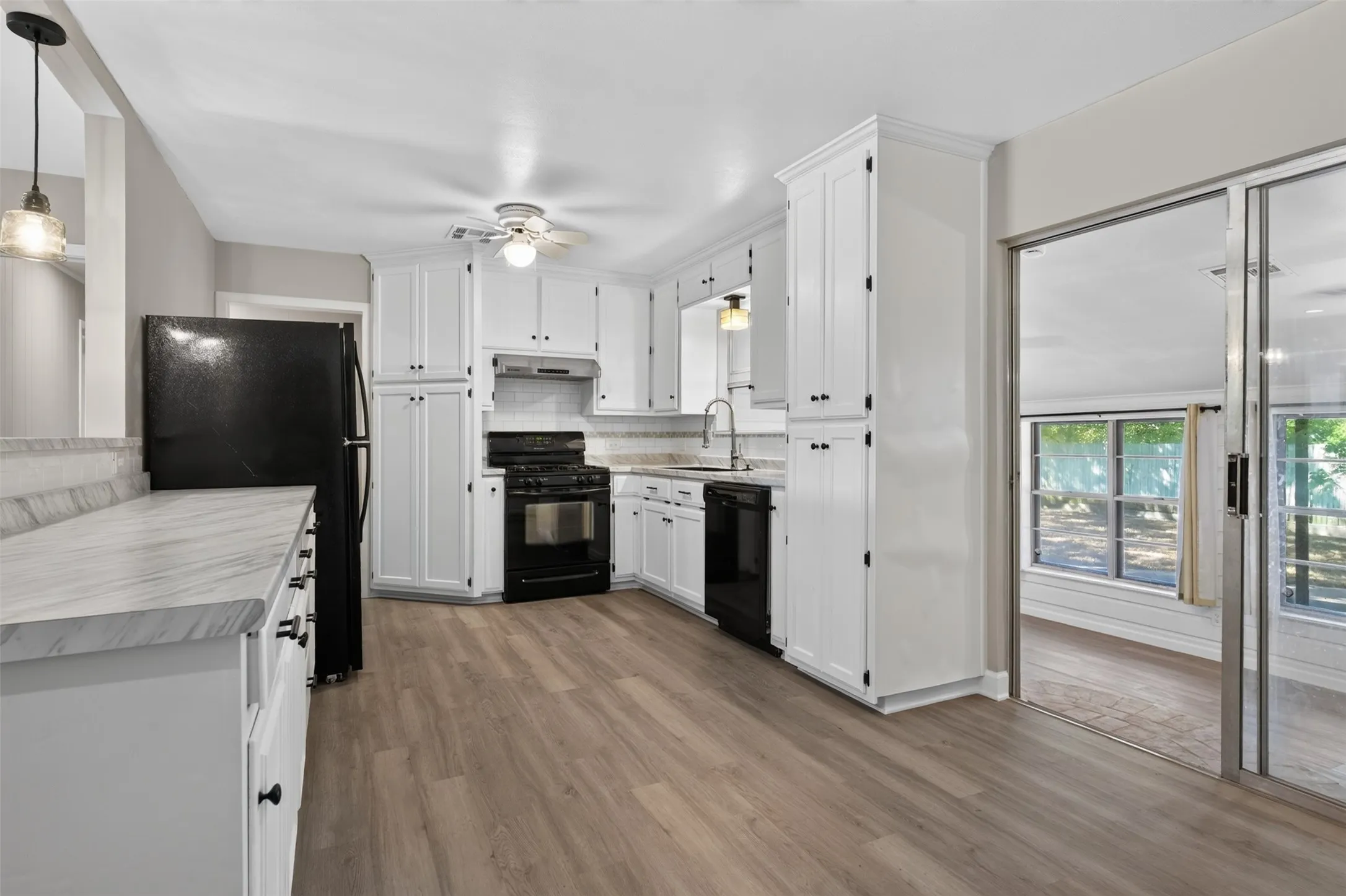 Single Family Residence For Sale in Mc Lennan County , 702 N Rita Street, Lacy Lakeview, Texas 76705, 3 Bedroom, 2 Bathroom, 1 Garage spaces, 2,026 Sqft, built in 1958, mls#21362140, Real Estate Agent in Lacy Lakeview, Homes For Sale in Mc Lennan county, Homes For Sale in Lacy Lakeview, Realtor in Lacy Lakeview Texas, Real Estate Brokerage Independent Realty Texas, Luminita Cordes Realtor