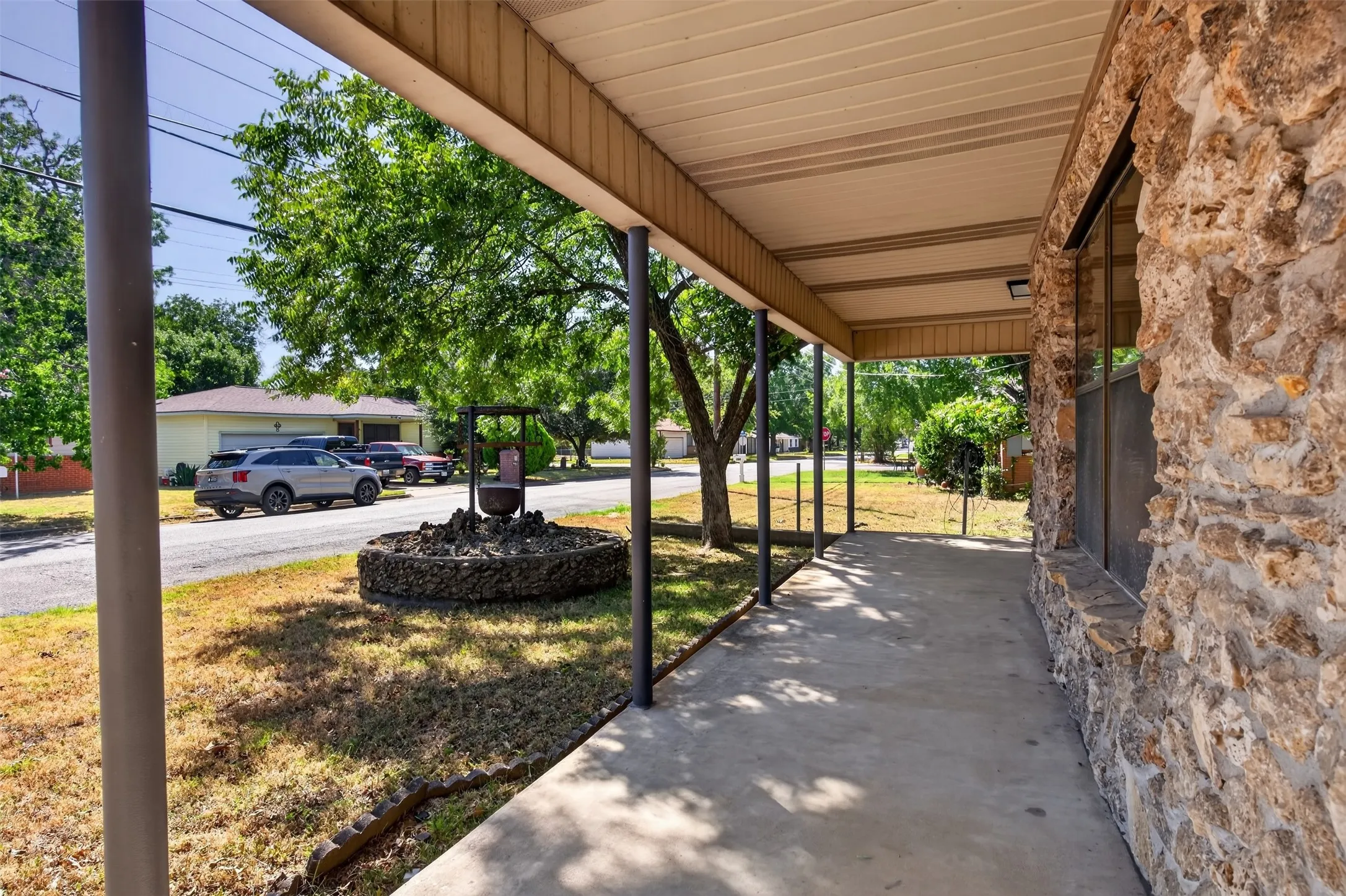 Single Family Residence For Sale in Mc Lennan County , 702 N Rita Street, Lacy Lakeview, Texas 76705, 3 Bedroom, 2 Bathroom, 1 Garage spaces, 2,026 Sqft, built in 1958, mls#21362140, Real Estate Agent in Lacy Lakeview, Homes For Sale in Mc Lennan county, Homes For Sale in Lacy Lakeview, Realtor in Lacy Lakeview Texas, Real Estate Brokerage Independent Realty Texas, Luminita Cordes Realtor