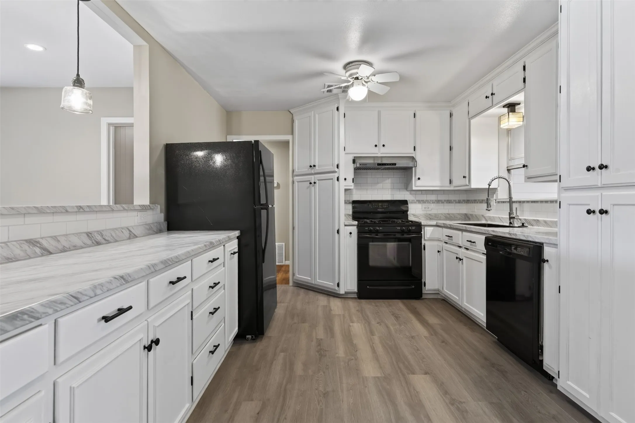 Single Family Residence For Sale in Mc Lennan County , 702 N Rita Street, Lacy Lakeview, Texas 76705, 3 Bedroom, 2 Bathroom, 1 Garage spaces, 2,026 Sqft, built in 1958, mls#21362140, Real Estate Agent in Lacy Lakeview, Homes For Sale in Mc Lennan county, Homes For Sale in Lacy Lakeview, Realtor in Lacy Lakeview Texas, Real Estate Brokerage Independent Realty Texas, Luminita Cordes Realtor