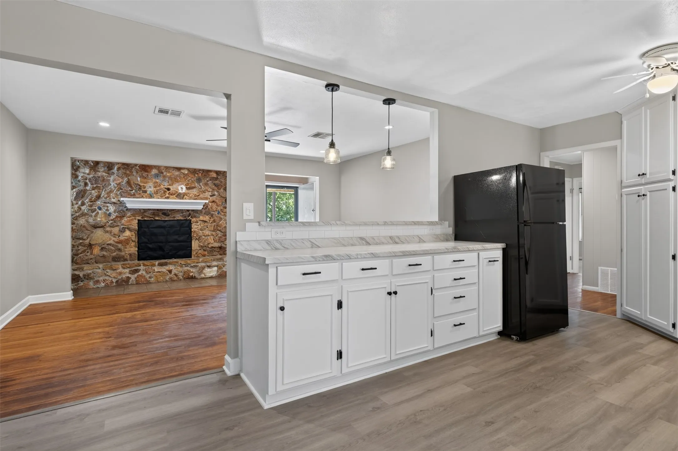 Single Family Residence For Sale in Mc Lennan County , 702 N Rita Street, Lacy Lakeview, Texas 76705, 3 Bedroom, 2 Bathroom, 1 Garage spaces, 2,026 Sqft, built in 1958, mls#21362140, Real Estate Agent in Lacy Lakeview, Homes For Sale in Mc Lennan county, Homes For Sale in Lacy Lakeview, Realtor in Lacy Lakeview Texas, Real Estate Brokerage Independent Realty Texas, Luminita Cordes Realtor