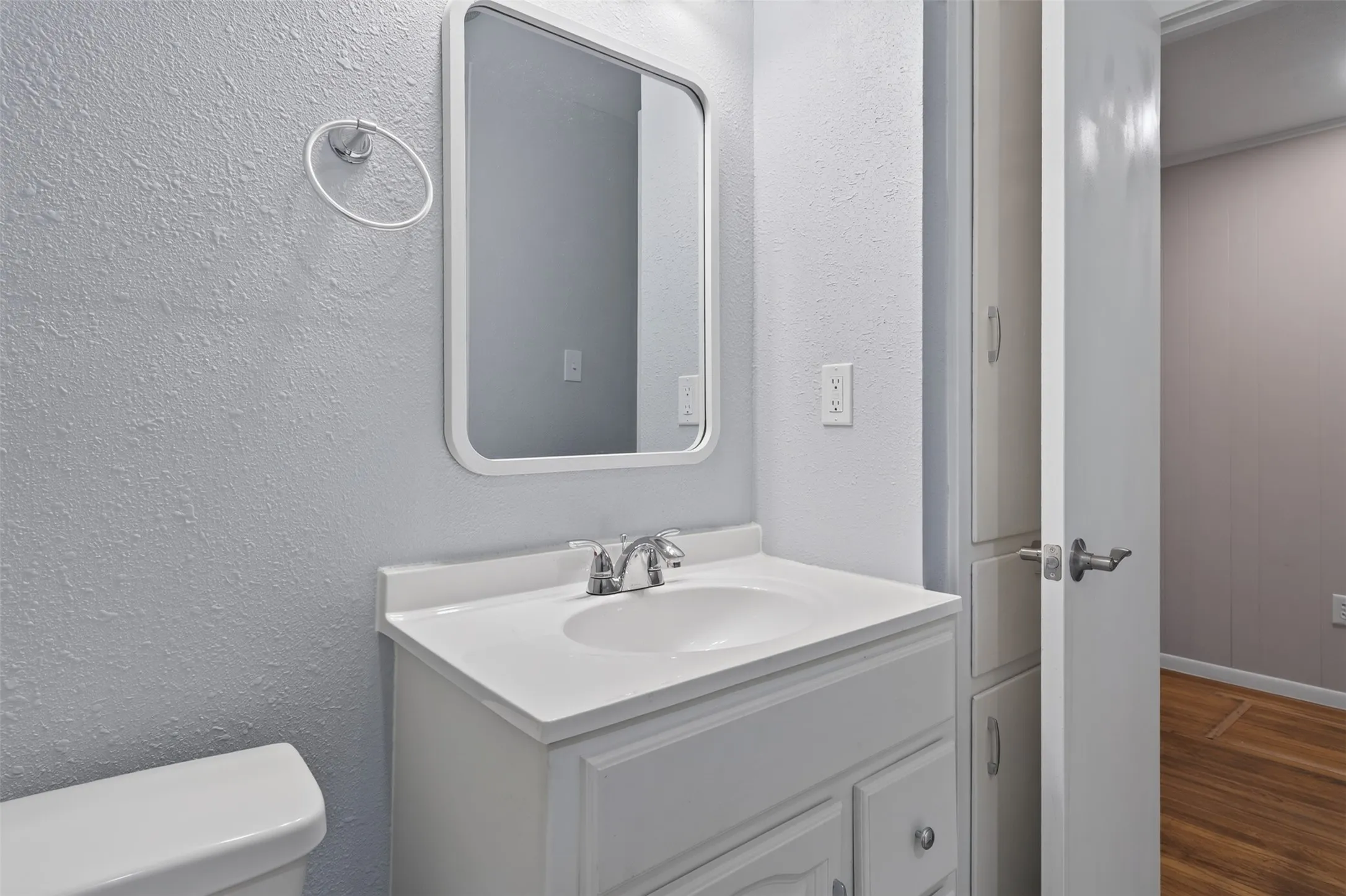 Single Family Residence For Sale in Mc Lennan County , 702 N Rita Street, Lacy Lakeview, Texas 76705, 3 Bedroom, 2 Bathroom, 1 Garage spaces, 2,026 Sqft, built in 1958, mls#21362140, Real Estate Agent in Lacy Lakeview, Homes For Sale in Mc Lennan county, Homes For Sale in Lacy Lakeview, Realtor in Lacy Lakeview Texas, Real Estate Brokerage Independent Realty Texas, Luminita Cordes Realtor
