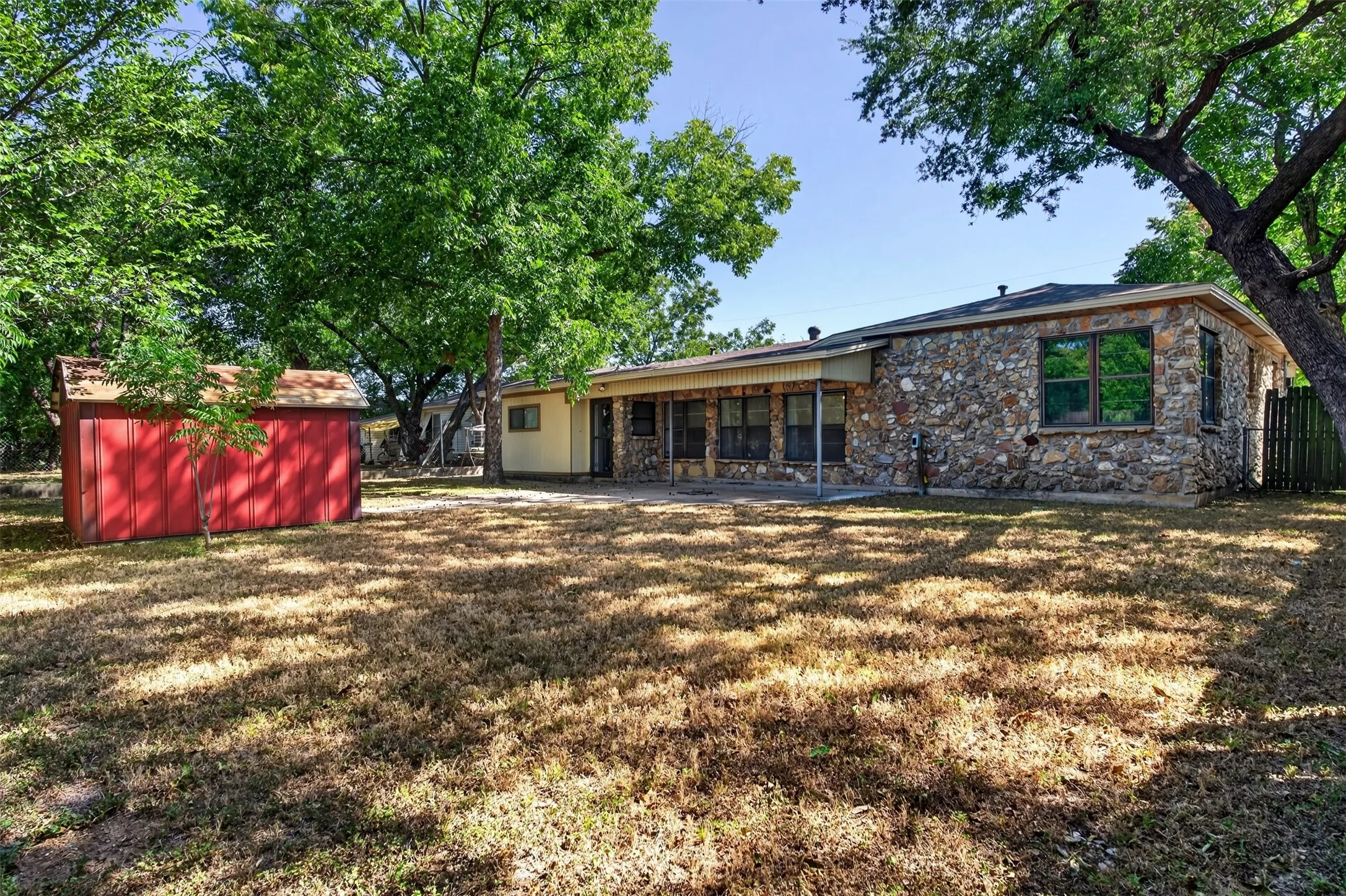 Single Family Residence For Sale in Mc Lennan County , 702 N Rita Street, Lacy Lakeview, Texas 76705, 3 Bedroom, 2 Bathroom, 1 Garage spaces, 2,026 Sqft, built in 1958, mls#21362140, Real Estate Agent in Lacy Lakeview, Homes For Sale in Mc Lennan county, Homes For Sale in Lacy Lakeview, Realtor in Lacy Lakeview Texas, Real Estate Brokerage Independent Realty Texas, Luminita Cordes Realtor