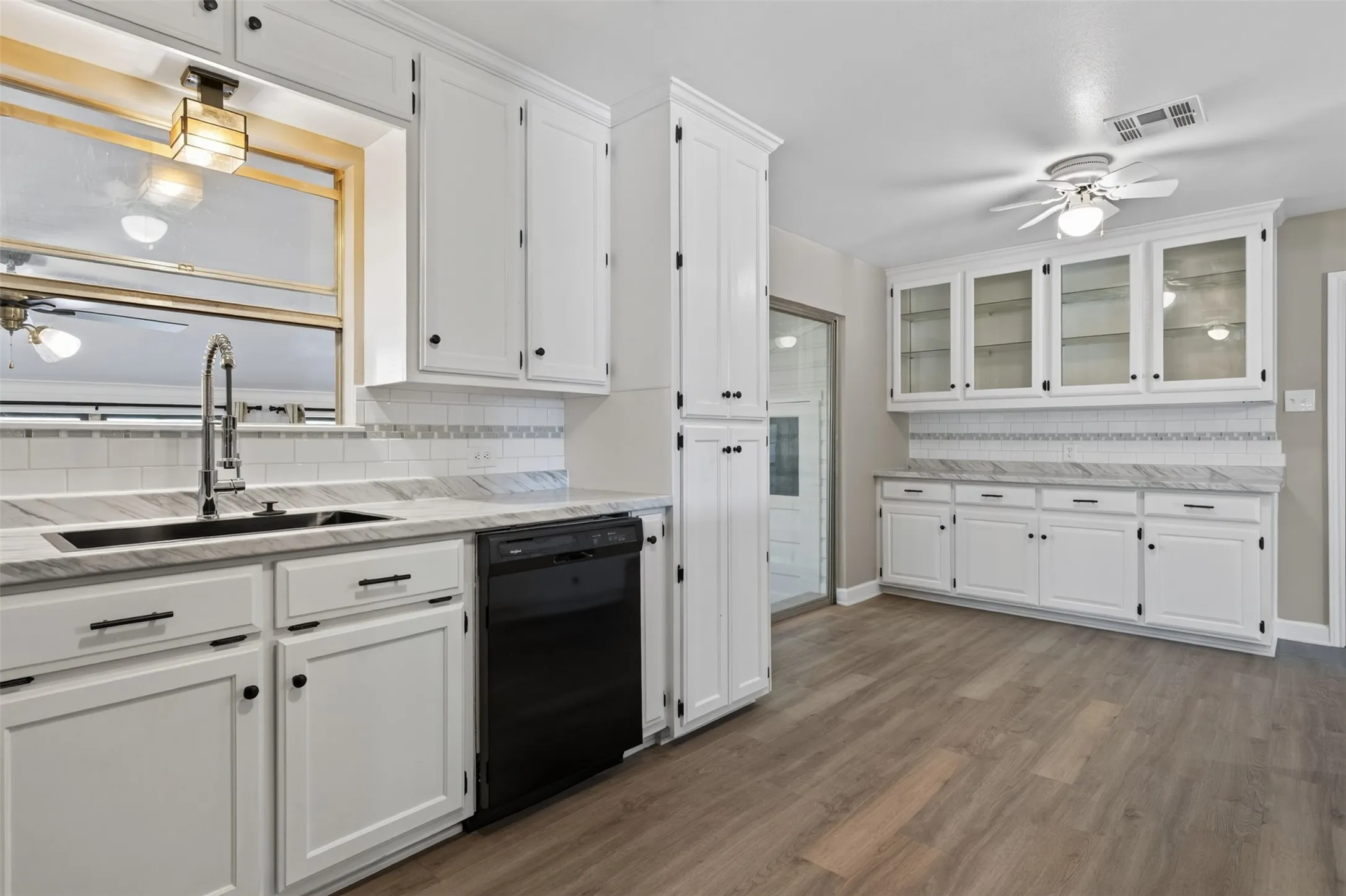 Single Family Residence For Sale in Mc Lennan County , 702 N Rita Street, Lacy Lakeview, Texas 76705, 3 Bedroom, 2 Bathroom, 1 Garage spaces, 2,026 Sqft, built in 1958, mls#21362140, Real Estate Agent in Lacy Lakeview, Homes For Sale in Mc Lennan county, Homes For Sale in Lacy Lakeview, Realtor in Lacy Lakeview Texas, Real Estate Brokerage Independent Realty Texas, Luminita Cordes Realtor