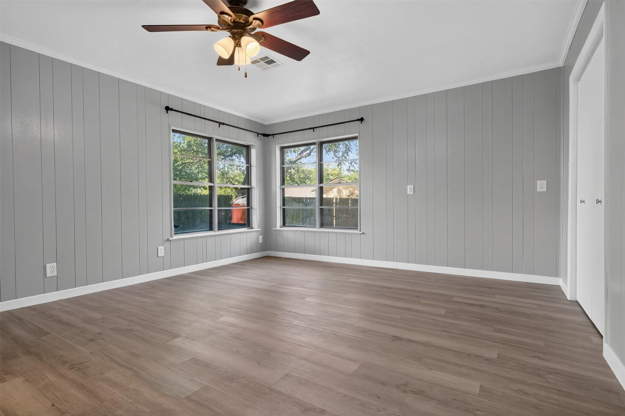 Single Family Residence For Sale in Mc Lennan County , 702 N Rita Street, Lacy Lakeview, Texas 76705, 3 Bedroom, 2 Bathroom, 1 Garage spaces, 2,026 Sqft, built in 1958, mls#21362140, Real Estate Agent in Lacy Lakeview, Homes For Sale in Mc Lennan county, Homes For Sale in Lacy Lakeview, Realtor in Lacy Lakeview Texas, Real Estate Brokerage Independent Realty Texas, Luminita Cordes Realtor