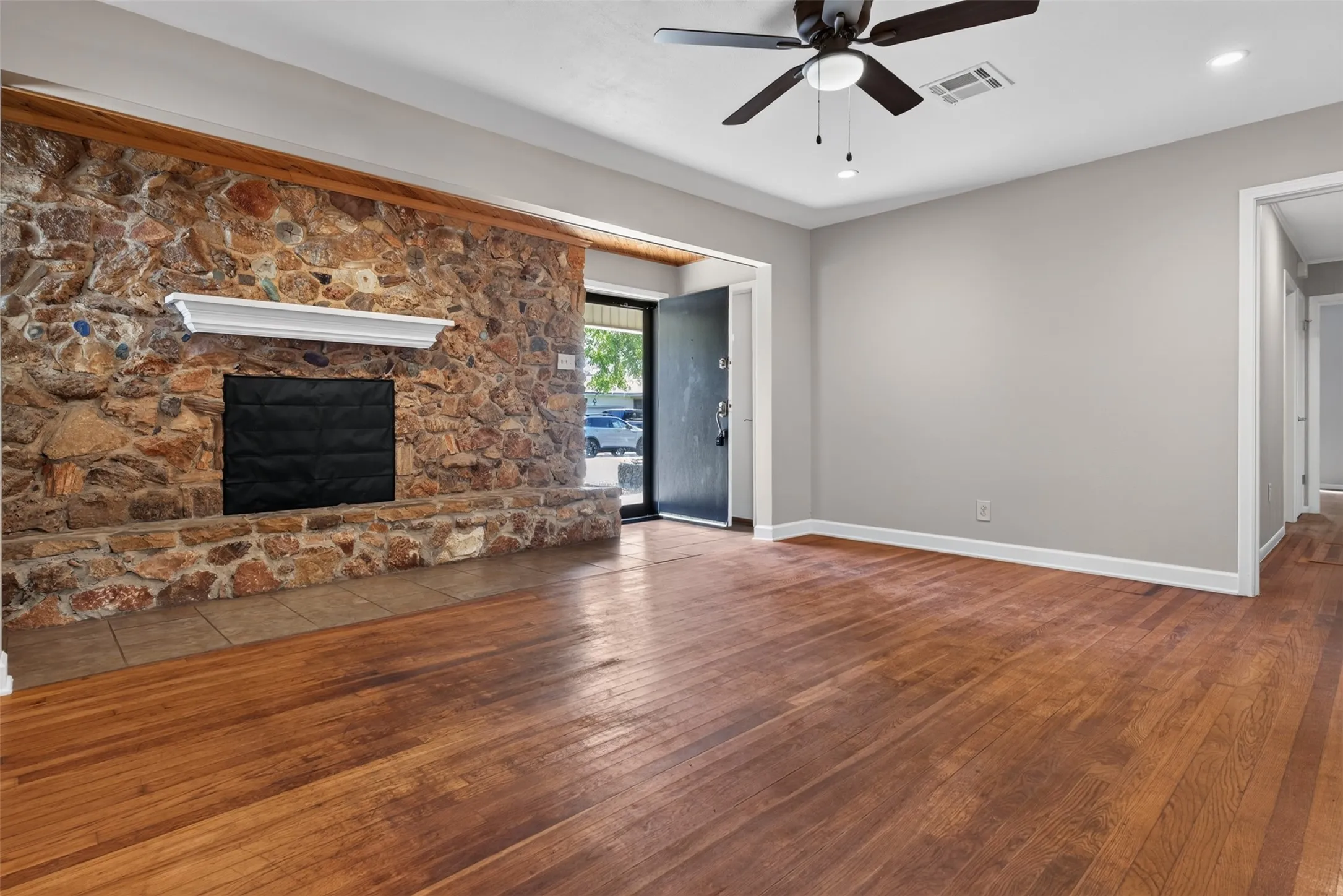 Single Family Residence For Sale in Mc Lennan County , 702 N Rita Street, Lacy Lakeview, Texas 76705, 3 Bedroom, 2 Bathroom, 1 Garage spaces, 2,026 Sqft, built in 1958, mls#21362140, Real Estate Agent in Lacy Lakeview, Homes For Sale in Mc Lennan county, Homes For Sale in Lacy Lakeview, Realtor in Lacy Lakeview Texas, Real Estate Brokerage Independent Realty Texas, Luminita Cordes Realtor