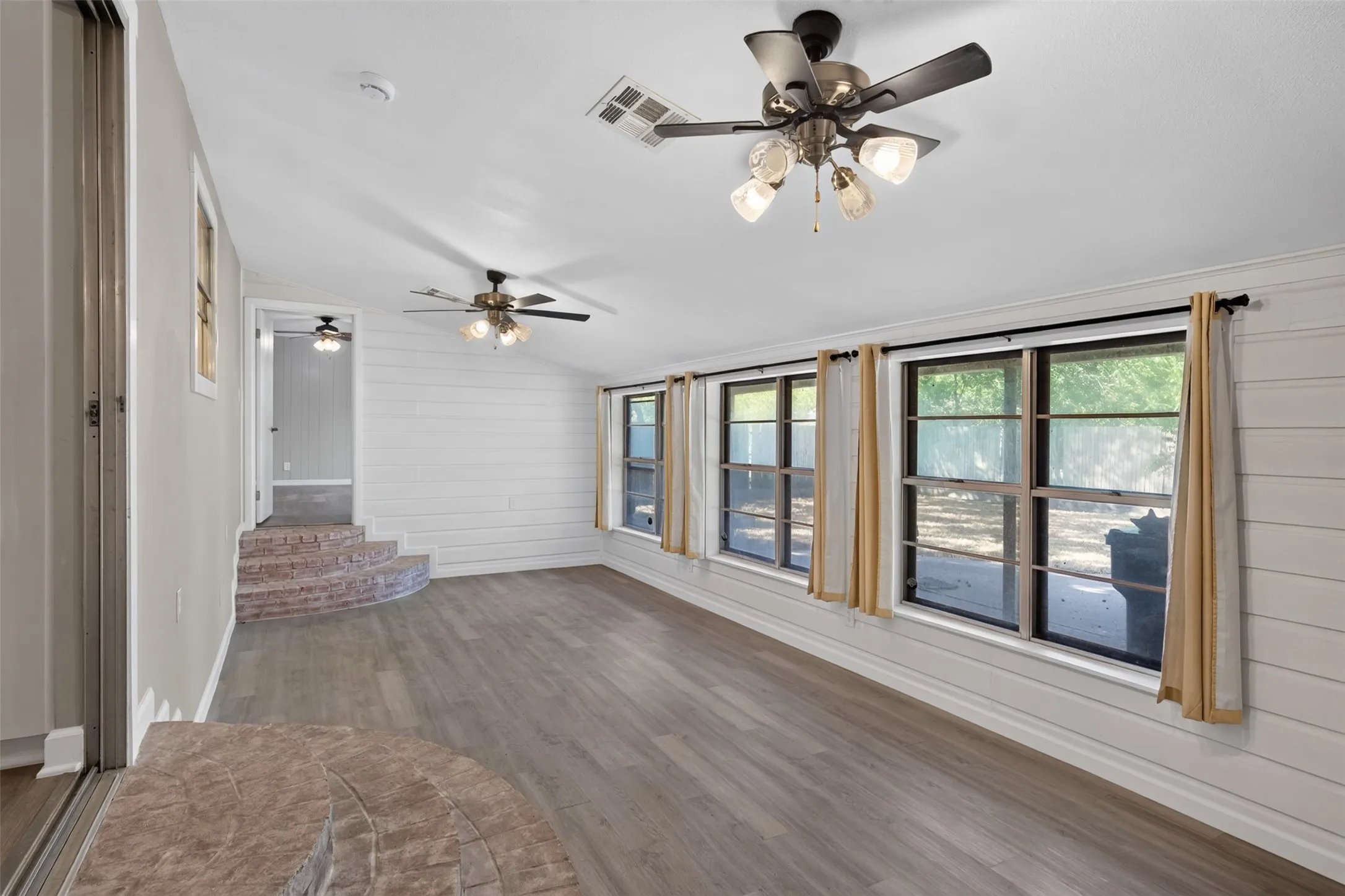 Single Family Residence For Sale in Mc Lennan County , 702 N Rita Street, Lacy Lakeview, Texas 76705, 3 Bedroom, 2 Bathroom, 1 Garage spaces, 2,026 Sqft, built in 1958, mls#21362140, Real Estate Agent in Lacy Lakeview, Homes For Sale in Mc Lennan county, Homes For Sale in Lacy Lakeview, Realtor in Lacy Lakeview Texas, Real Estate Brokerage Independent Realty Texas, Luminita Cordes Realtor