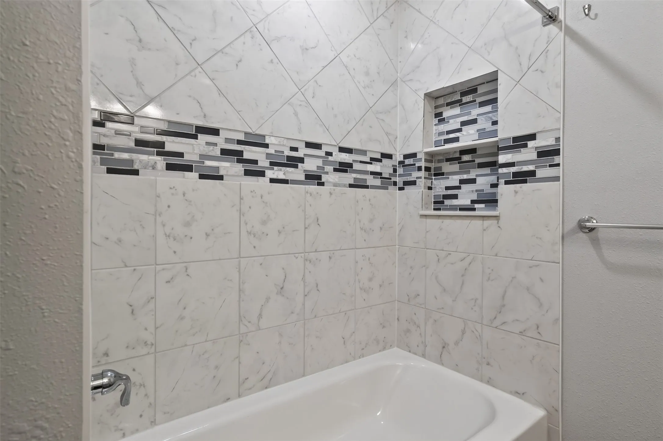 Single Family Residence For Sale in Mc Lennan County , 702 N Rita Street, Lacy Lakeview, Texas 76705, 3 Bedroom, 2 Bathroom, 1 Garage spaces, 2,026 Sqft, built in 1958, mls#21362140, Real Estate Agent in Lacy Lakeview, Homes For Sale in Mc Lennan county, Homes For Sale in Lacy Lakeview, Realtor in Lacy Lakeview Texas, Real Estate Brokerage Independent Realty Texas, Luminita Cordes Realtor