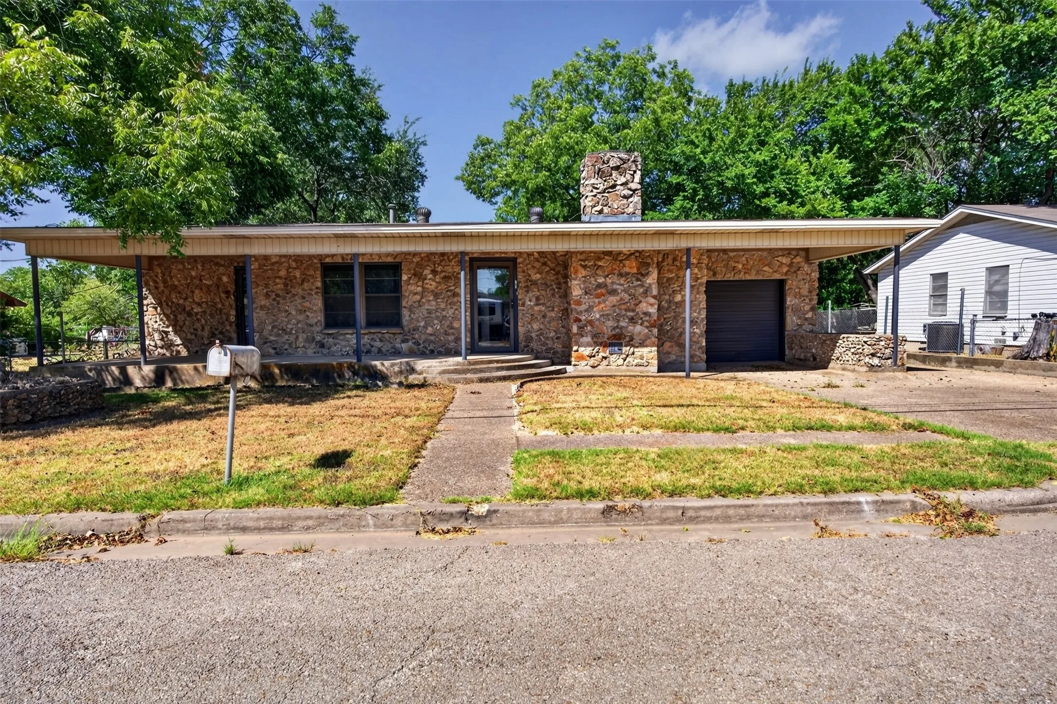 Single Family Residence For Sale in Mc Lennan County , 702 N Rita Street, Lacy Lakeview, Texas 76705, 3 Bedroom, 2 Bathroom, 1 Garage spaces, 2,026 Sqft, built in 1958, mls#21362140, Real Estate Agent in Lacy Lakeview, Homes For Sale in Mc Lennan county, Homes For Sale in Lacy Lakeview, Realtor in Lacy Lakeview Texas, Real Estate Brokerage Independent Realty Texas, Luminita Cordes Realtor