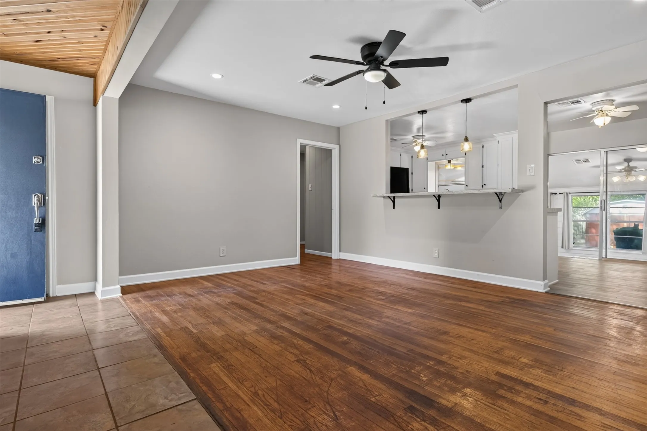 Single Family Residence For Sale in Mc Lennan County , 702 N Rita Street, Lacy Lakeview, Texas 76705, 3 Bedroom, 2 Bathroom, 1 Garage spaces, 2,026 Sqft, built in 1958, mls#21362140, Real Estate Agent in Lacy Lakeview, Homes For Sale in Mc Lennan county, Homes For Sale in Lacy Lakeview, Realtor in Lacy Lakeview Texas, Real Estate Brokerage Independent Realty Texas, Luminita Cordes Realtor