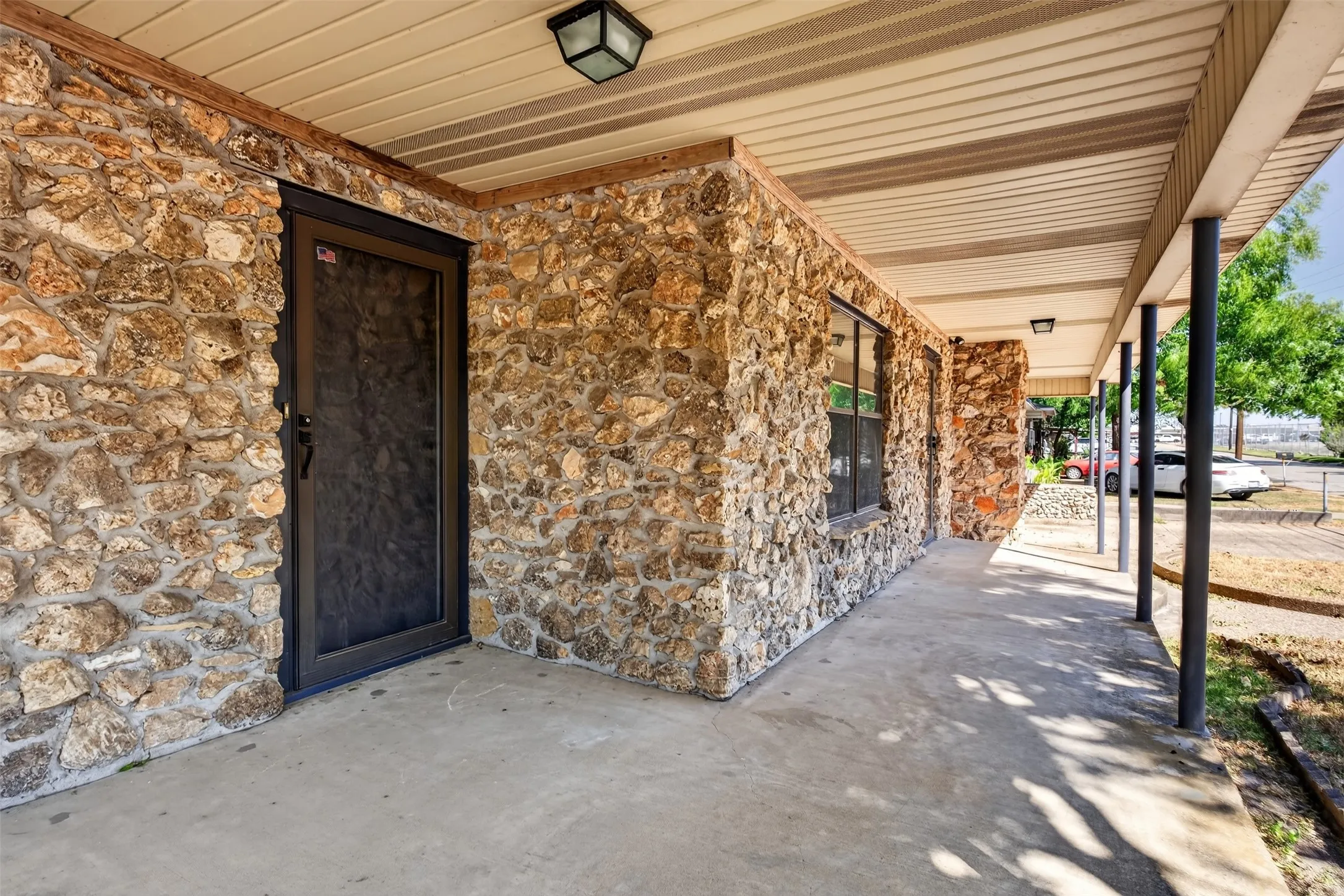Single Family Residence For Sale in Mc Lennan County , 702 N Rita Street, Lacy Lakeview, Texas 76705, 3 Bedroom, 2 Bathroom, 1 Garage spaces, 2,026 Sqft, built in 1958, mls#21362140, Real Estate Agent in Lacy Lakeview, Homes For Sale in Mc Lennan county, Homes For Sale in Lacy Lakeview, Realtor in Lacy Lakeview Texas, Real Estate Brokerage Independent Realty Texas, Luminita Cordes Realtor
