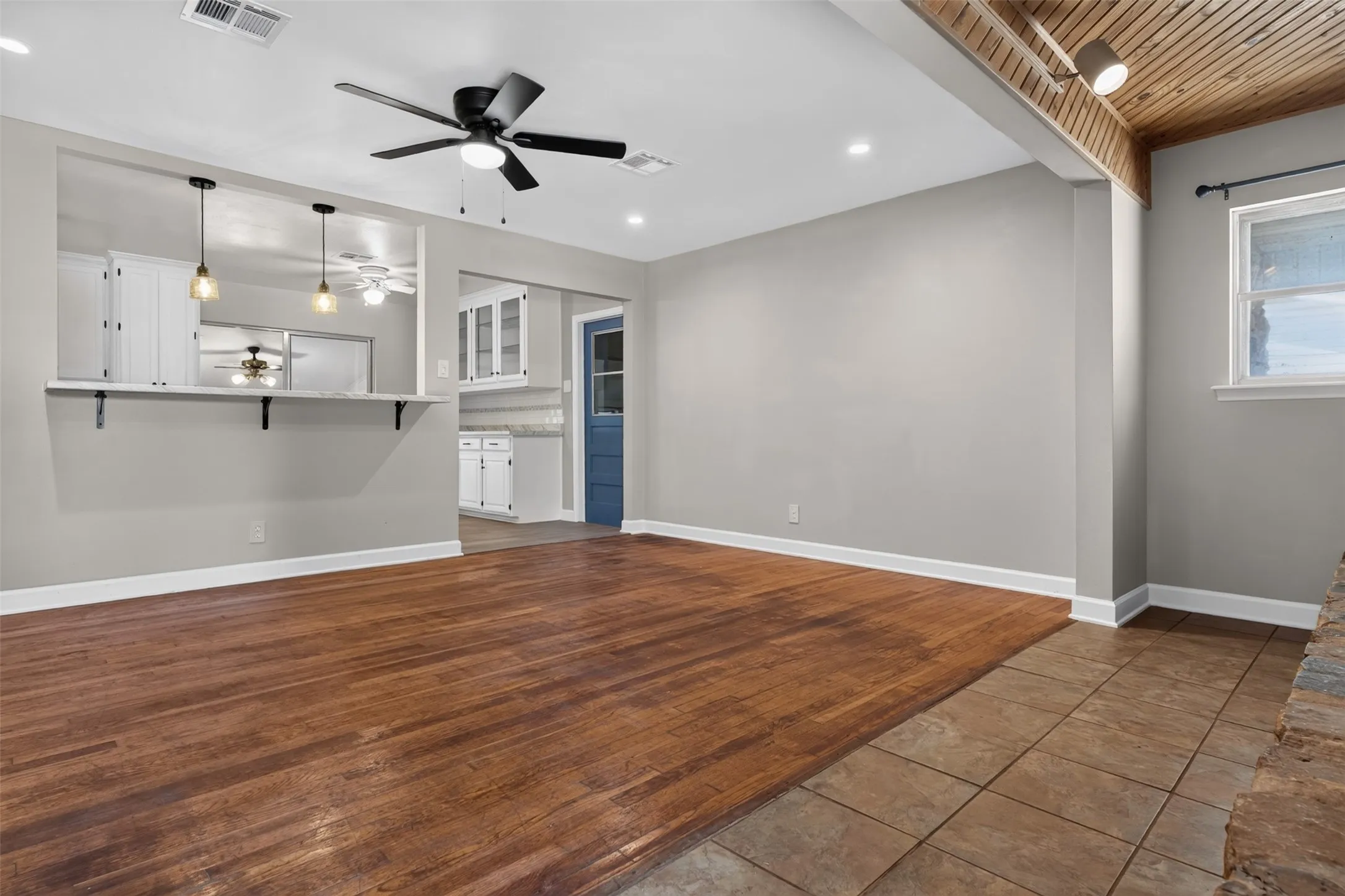 Single Family Residence For Sale in Mc Lennan County , 702 N Rita Street, Lacy Lakeview, Texas 76705, 3 Bedroom, 2 Bathroom, 1 Garage spaces, 2,026 Sqft, built in 1958, mls#21362140, Real Estate Agent in Lacy Lakeview, Homes For Sale in Mc Lennan county, Homes For Sale in Lacy Lakeview, Realtor in Lacy Lakeview Texas, Real Estate Brokerage Independent Realty Texas, Luminita Cordes Realtor