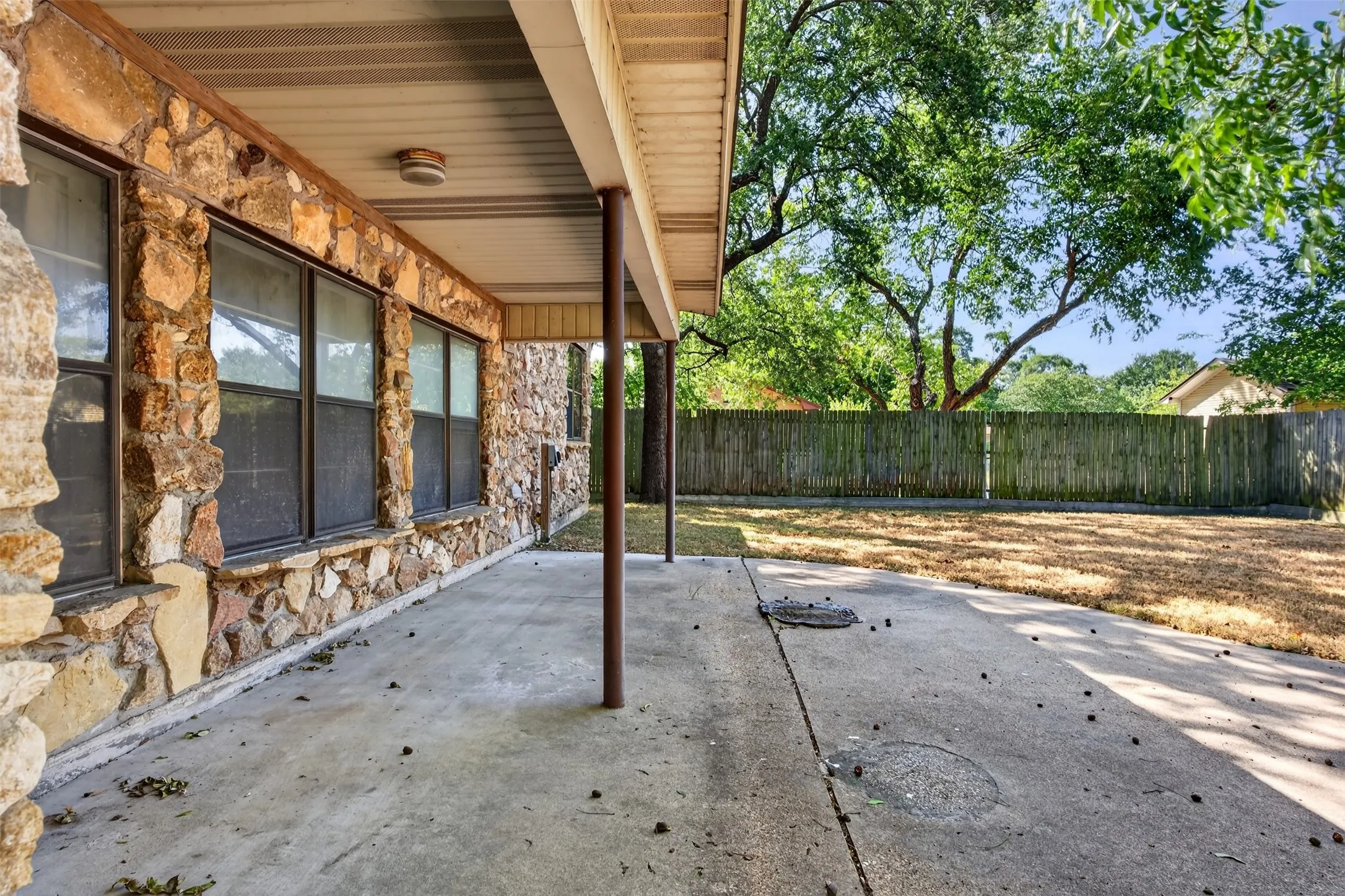 Single Family Residence For Sale in Mc Lennan County , 702 N Rita Street, Lacy Lakeview, Texas 76705, 3 Bedroom, 2 Bathroom, 1 Garage spaces, 2,026 Sqft, built in 1958, mls#21362140, Real Estate Agent in Lacy Lakeview, Homes For Sale in Mc Lennan county, Homes For Sale in Lacy Lakeview, Realtor in Lacy Lakeview Texas, Real Estate Brokerage Independent Realty Texas, Luminita Cordes Realtor