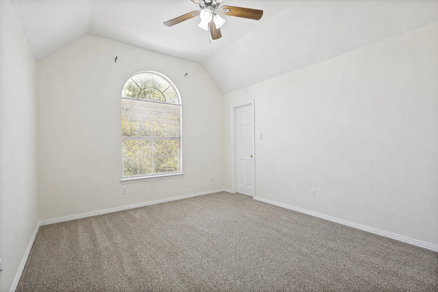 Single Family Residence For Sale in Collin County , 14779 Blakehill Drive, Frisco, Texas 75035, 4 Bedroom, 3 Bathroom, 2 Garage spaces, 3,074 Sqft, built in 2004, mls#21361461, Real Estate Agent in Frisco, Homes For Sale in Collin county, Homes For Sale in Frisco, Realtor in Frisco Texas, Real Estate Brokerage Independent Realty Texas, Luminita Cordes Realtor