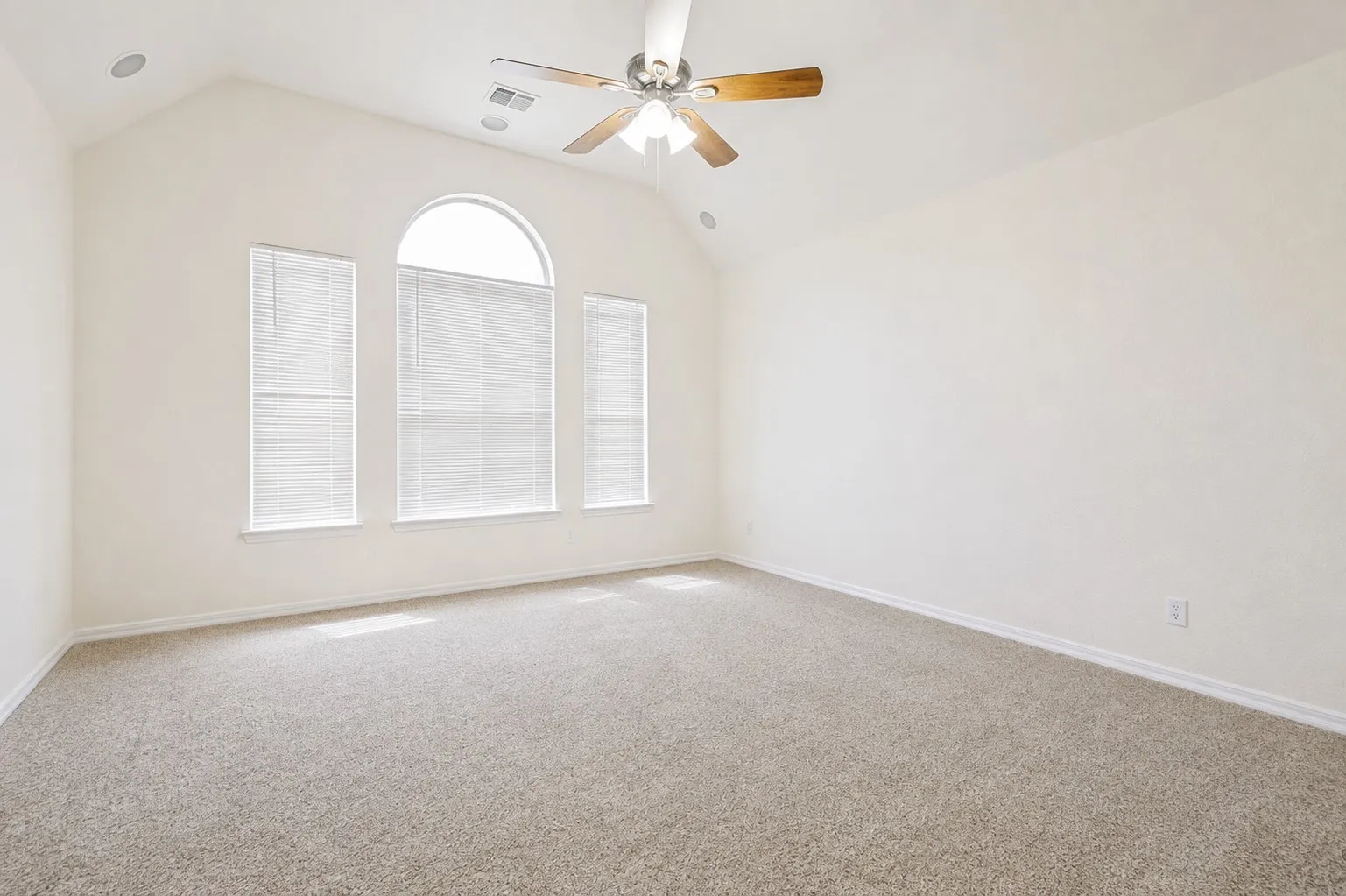 Single Family Residence For Sale in Collin County , 14779 Blakehill Drive, Frisco, Texas 75035, 4 Bedroom, 3 Bathroom, 2 Garage spaces, 3,074 Sqft, built in 2004, mls#21361461, Real Estate Agent in Frisco, Homes For Sale in Collin county, Homes For Sale in Frisco, Realtor in Frisco Texas, Real Estate Brokerage Independent Realty Texas, Luminita Cordes Realtor