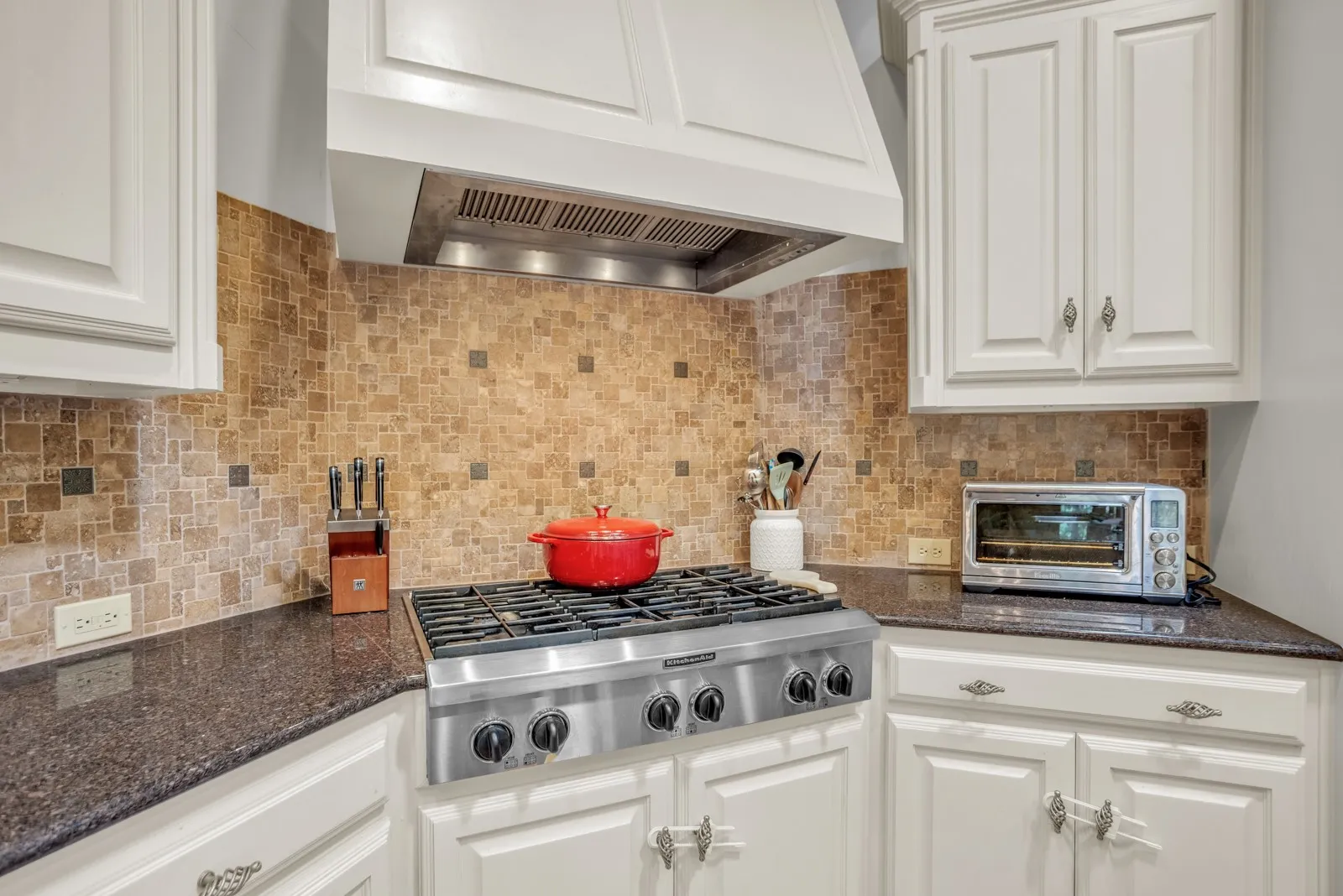 Single Family Residence For Sale in Collin County , 4821 Pyramid Drive, Plano, Texas 75093, 3 Bedroom, 3 Bathroom, 2 Garage spaces, 2,890 Sqft, built in 2006, mls#21358014, Real Estate Agent in Plano, Homes For Sale in Collin county, Homes For Sale in Plano, Realtor in Plano Texas, Real Estate Brokerage Independent Realty Texas, Luminita Cordes Realtor