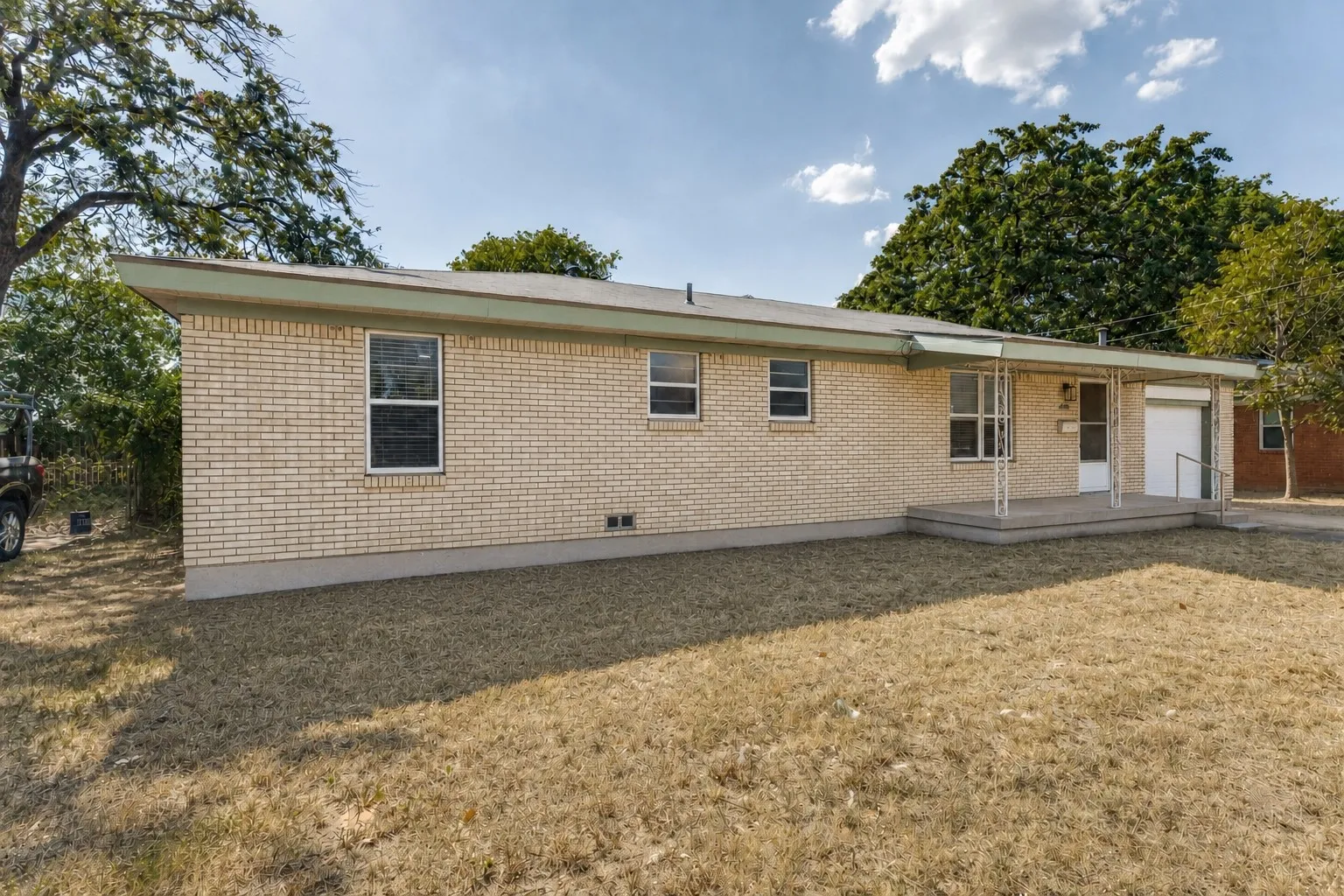 Single Family Residence For Sale in Tarrant County , 3021 Edith Lane, Haltom City, Texas 76117, 3 Bedroom, 2 Bathroom, 1 Garage spaces, 1,344 Sqft, built in 1956, mls#21356646, Real Estate Agent in Haltom City, Homes For Sale in Tarrant county, Homes For Sale in Haltom City, Realtor in Haltom City Texas, Real Estate Brokerage Independent Realty Texas, Luminita Cordes Realtor