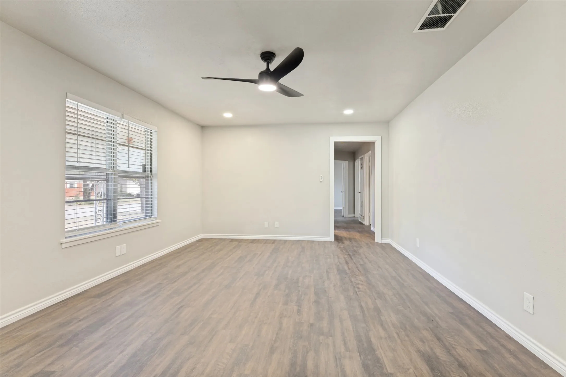 Single Family Residence For Sale in Tarrant County , 3021 Edith Lane, Haltom City, Texas 76117, 3 Bedroom, 2 Bathroom, 1 Garage spaces, 1,344 Sqft, built in 1956, mls#21356646, Real Estate Agent in Haltom City, Homes For Sale in Tarrant county, Homes For Sale in Haltom City, Realtor in Haltom City Texas, Real Estate Brokerage Independent Realty Texas, Luminita Cordes Realtor