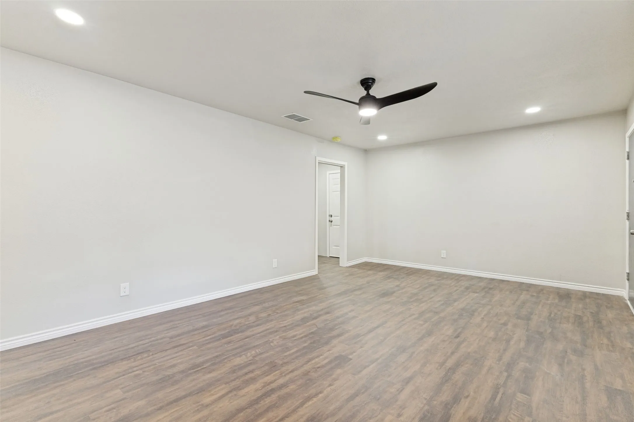 Single Family Residence For Sale in Tarrant County , 3021 Edith Lane, Haltom City, Texas 76117, 3 Bedroom, 2 Bathroom, 1 Garage spaces, 1,344 Sqft, built in 1956, mls#21356646, Real Estate Agent in Haltom City, Homes For Sale in Tarrant county, Homes For Sale in Haltom City, Realtor in Haltom City Texas, Real Estate Brokerage Independent Realty Texas, Luminita Cordes Realtor