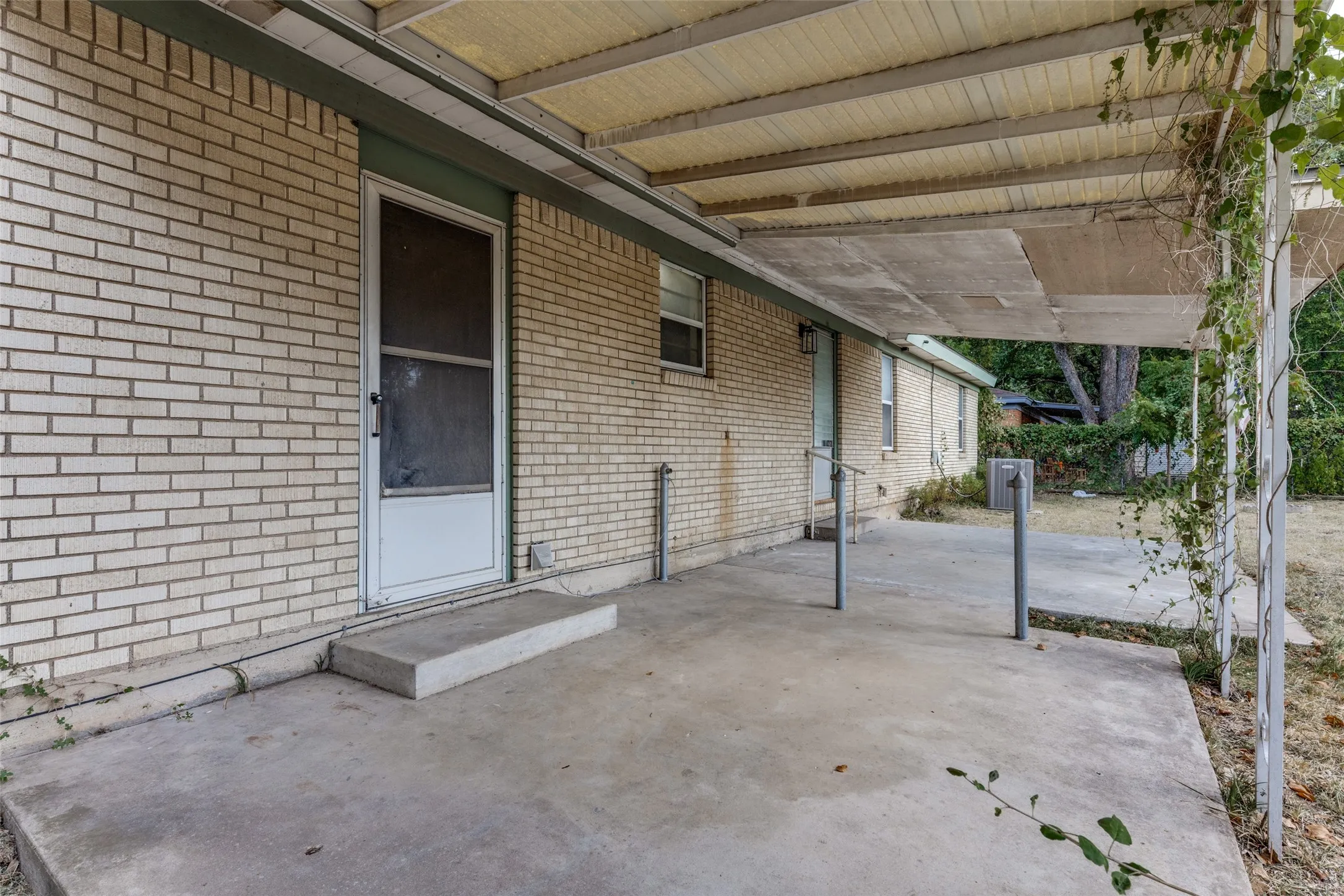 Single Family Residence For Sale in Tarrant County , 3021 Edith Lane, Haltom City, Texas 76117, 3 Bedroom, 2 Bathroom, 1 Garage spaces, 1,344 Sqft, built in 1956, mls#21356646, Real Estate Agent in Haltom City, Homes For Sale in Tarrant county, Homes For Sale in Haltom City, Realtor in Haltom City Texas, Real Estate Brokerage Independent Realty Texas, Luminita Cordes Realtor
