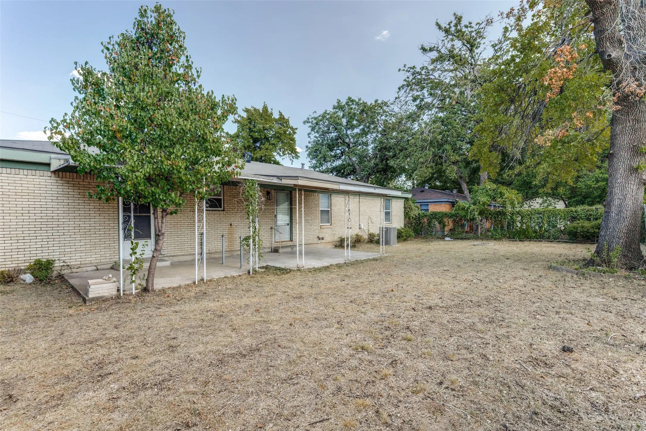 Single Family Residence For Sale in Tarrant County , 3021 Edith Lane, Haltom City, Texas 76117, 3 Bedroom, 2 Bathroom, 1 Garage spaces, 1,344 Sqft, built in 1956, mls#21356646, Real Estate Agent in Haltom City, Homes For Sale in Tarrant county, Homes For Sale in Haltom City, Realtor in Haltom City Texas, Real Estate Brokerage Independent Realty Texas, Luminita Cordes Realtor