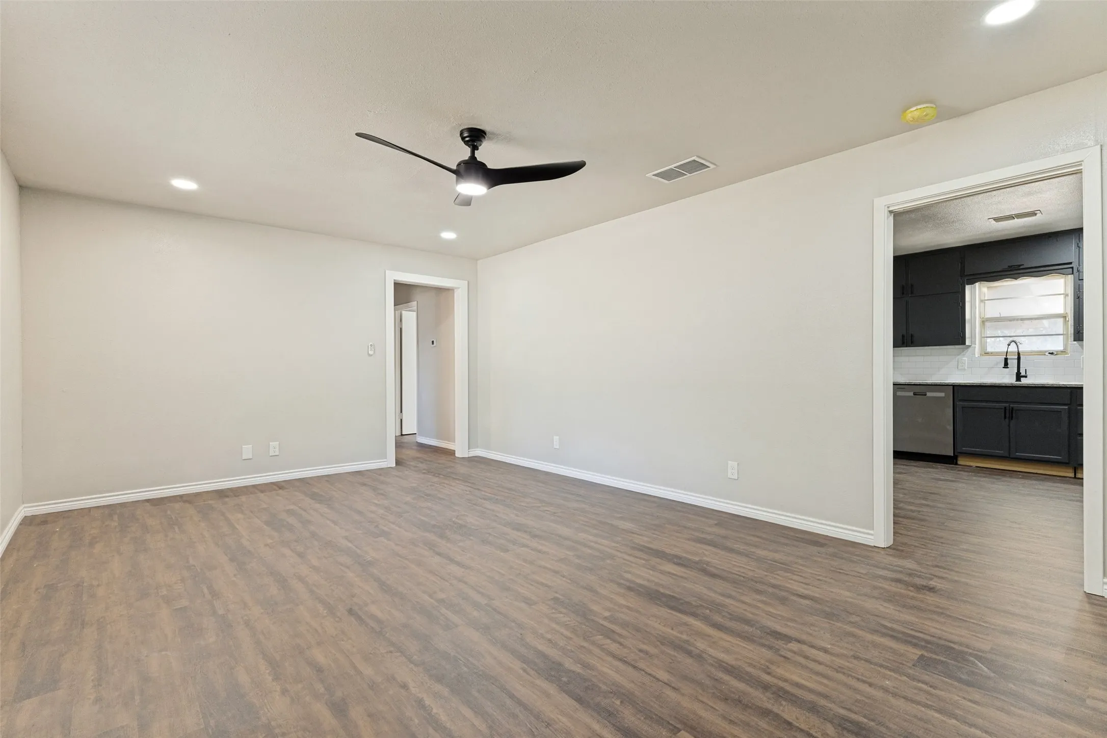 Single Family Residence For Sale in Tarrant County , 3021 Edith Lane, Haltom City, Texas 76117, 3 Bedroom, 2 Bathroom, 1 Garage spaces, 1,344 Sqft, built in 1956, mls#21356646, Real Estate Agent in Haltom City, Homes For Sale in Tarrant county, Homes For Sale in Haltom City, Realtor in Haltom City Texas, Real Estate Brokerage Independent Realty Texas, Luminita Cordes Realtor