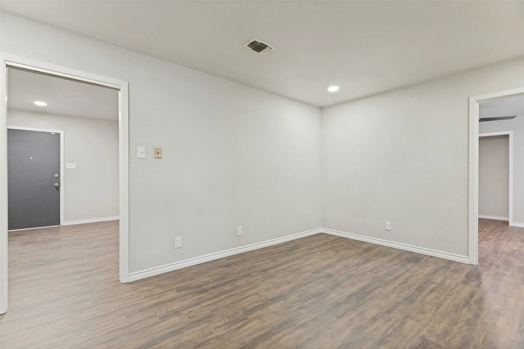 Single Family Residence For Sale in Tarrant County , 3021 Edith Lane, Haltom City, Texas 76117, 3 Bedroom, 2 Bathroom, 1 Garage spaces, 1,344 Sqft, built in 1956, mls#21356646, Real Estate Agent in Haltom City, Homes For Sale in Tarrant county, Homes For Sale in Haltom City, Realtor in Haltom City Texas, Real Estate Brokerage Independent Realty Texas, Luminita Cordes Realtor