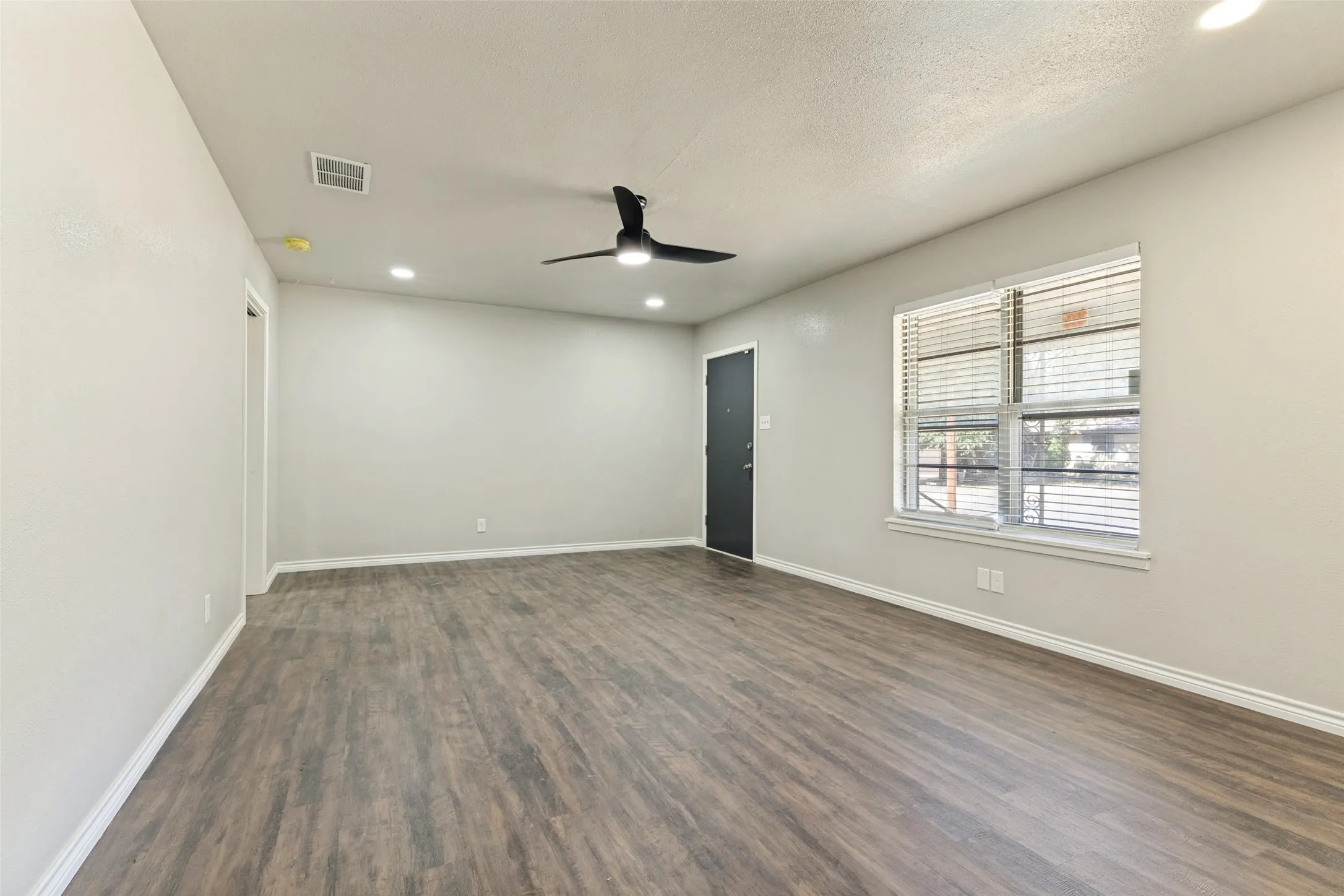 Single Family Residence For Sale in Tarrant County , 3021 Edith Lane, Haltom City, Texas 76117, 3 Bedroom, 2 Bathroom, 1 Garage spaces, 1,344 Sqft, built in 1956, mls#21356646, Real Estate Agent in Haltom City, Homes For Sale in Tarrant county, Homes For Sale in Haltom City, Realtor in Haltom City Texas, Real Estate Brokerage Independent Realty Texas, Luminita Cordes Realtor