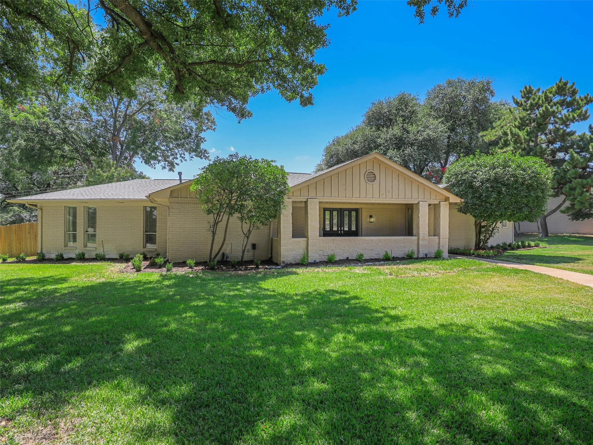 Single Family Residence For Sale in Dallas County , 13436 Forestway Drive, Dallas, Texas 75240, 3 Bedroom, 3 Bathroom, 2 Garage spaces, 2,909 Sqft, built in 1968, mls#21361307, Real Estate Agent in Dallas, Homes For Sale in Dallas county, Homes For Sale in Dallas, Realtor in Dallas Texas, Real Estate Brokerage Independent Realty Texas, Luminita Cordes Realtor