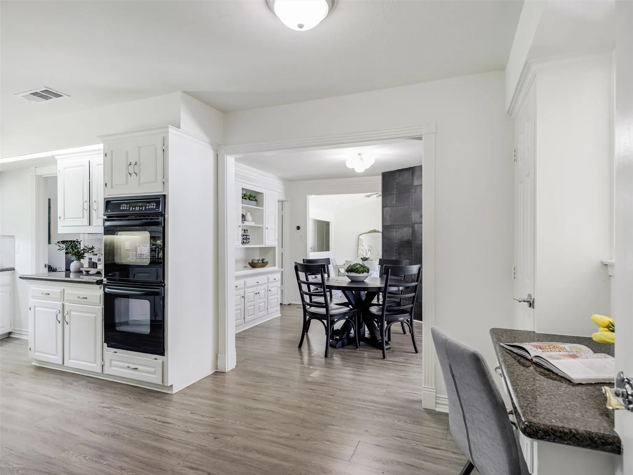 Kitchen & Breakfast Area