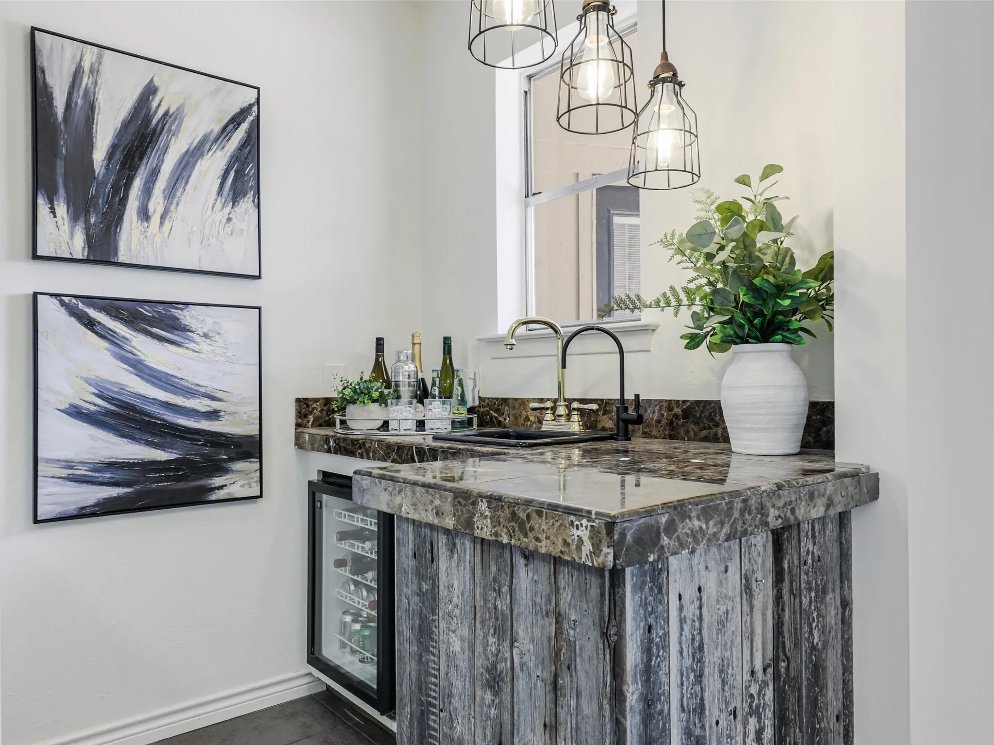 Wet Bar with Pass thru to the Outdoor Patio
