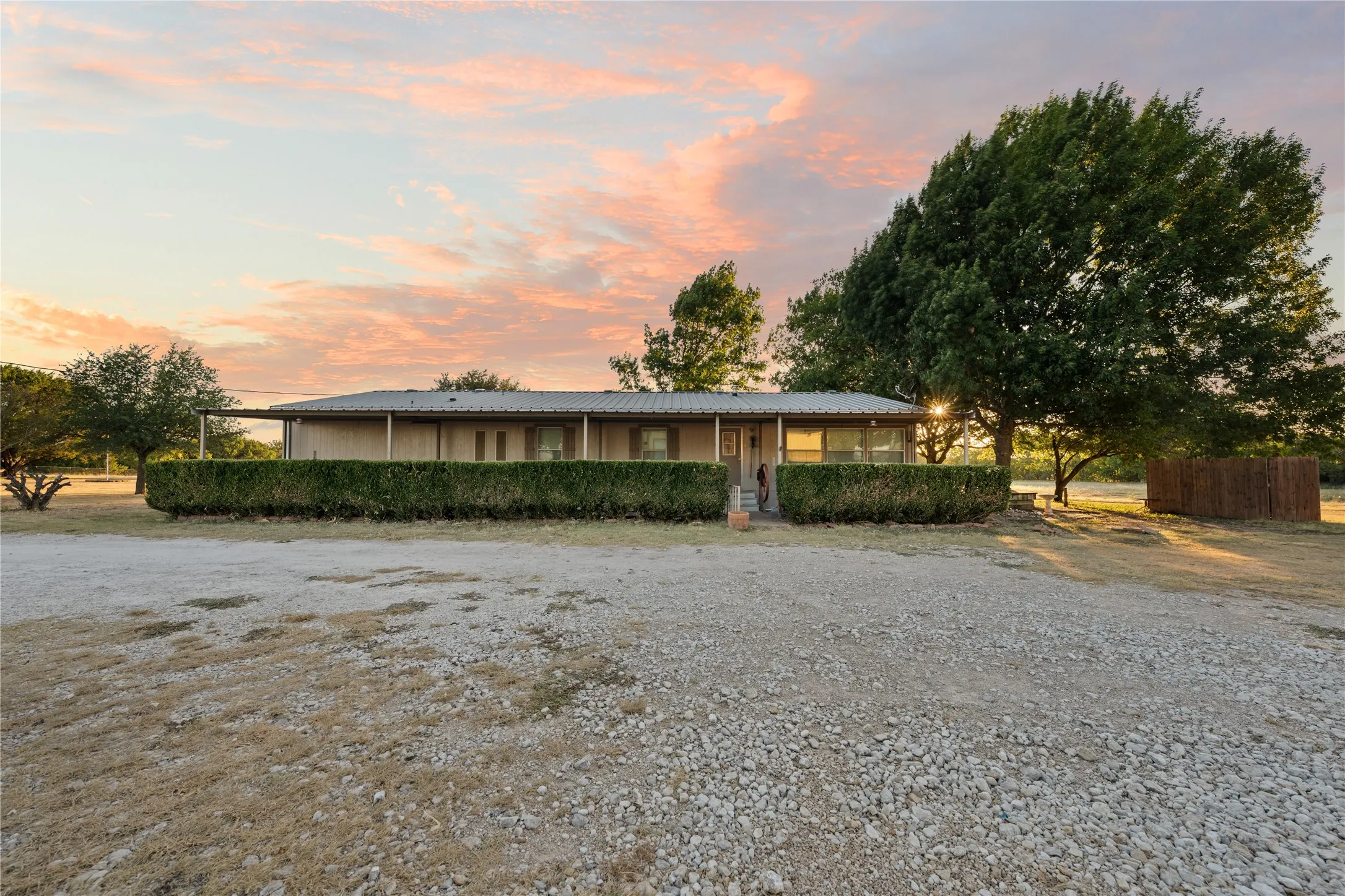 Mobile Home For Sale in Mc Lennan County , 2641 Pleasant Run, Crawford, Texas 76689, 3 Bedroom, 2 Bathroom, 2 Garage spaces, 2,048 Sqft, built in 1993, mls#21361904, Real Estate Agent in Crawford, Homes For Sale in Mc Lennan county, Homes For Sale in Crawford, Realtor in Crawford Texas, Real Estate Brokerage Independent Realty Texas, Luminita Cordes Realtor