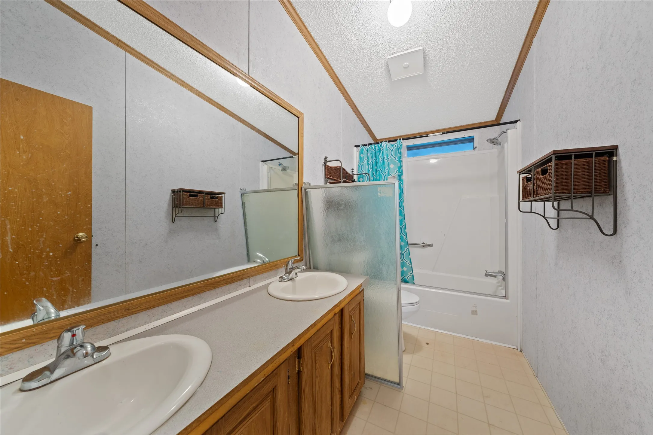 Mobile Home For Sale in Mc Lennan County , 2641 Pleasant Run, Crawford, Texas 76689, 3 Bedroom, 2 Bathroom, 2 Garage spaces, 2,048 Sqft, built in 1993, mls#21361904, Real Estate Agent in Crawford, Homes For Sale in Mc Lennan county, Homes For Sale in Crawford, Realtor in Crawford Texas, Real Estate Brokerage Independent Realty Texas, Luminita Cordes Realtor