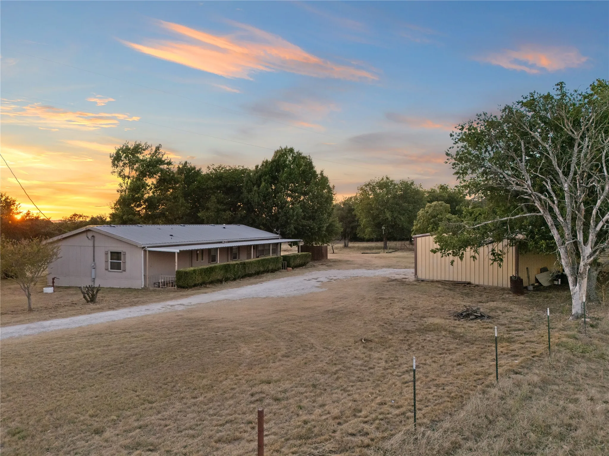 Mobile Home For Sale in Mc Lennan County , 2641 Pleasant Run, Crawford, Texas 76689, 3 Bedroom, 2 Bathroom, 2 Garage spaces, 2,048 Sqft, built in 1993, mls#21361904, Real Estate Agent in Crawford, Homes For Sale in Mc Lennan county, Homes For Sale in Crawford, Realtor in Crawford Texas, Real Estate Brokerage Independent Realty Texas, Luminita Cordes Realtor