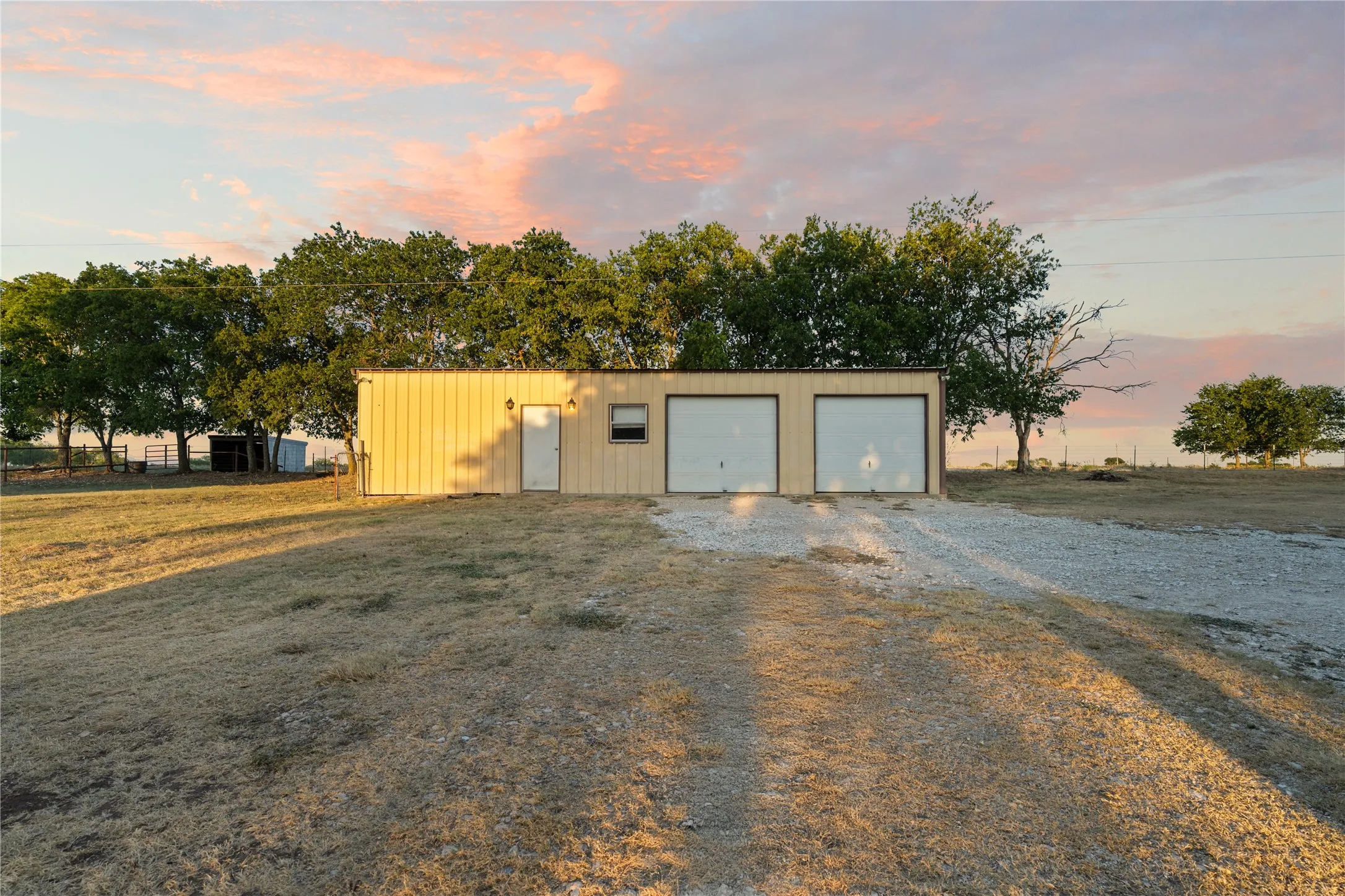 Mobile Home For Sale in Mc Lennan County , 2641 Pleasant Run, Crawford, Texas 76689, 3 Bedroom, 2 Bathroom, 2 Garage spaces, 2,048 Sqft, built in 1993, mls#21361904, Real Estate Agent in Crawford, Homes For Sale in Mc Lennan county, Homes For Sale in Crawford, Realtor in Crawford Texas, Real Estate Brokerage Independent Realty Texas, Luminita Cordes Realtor