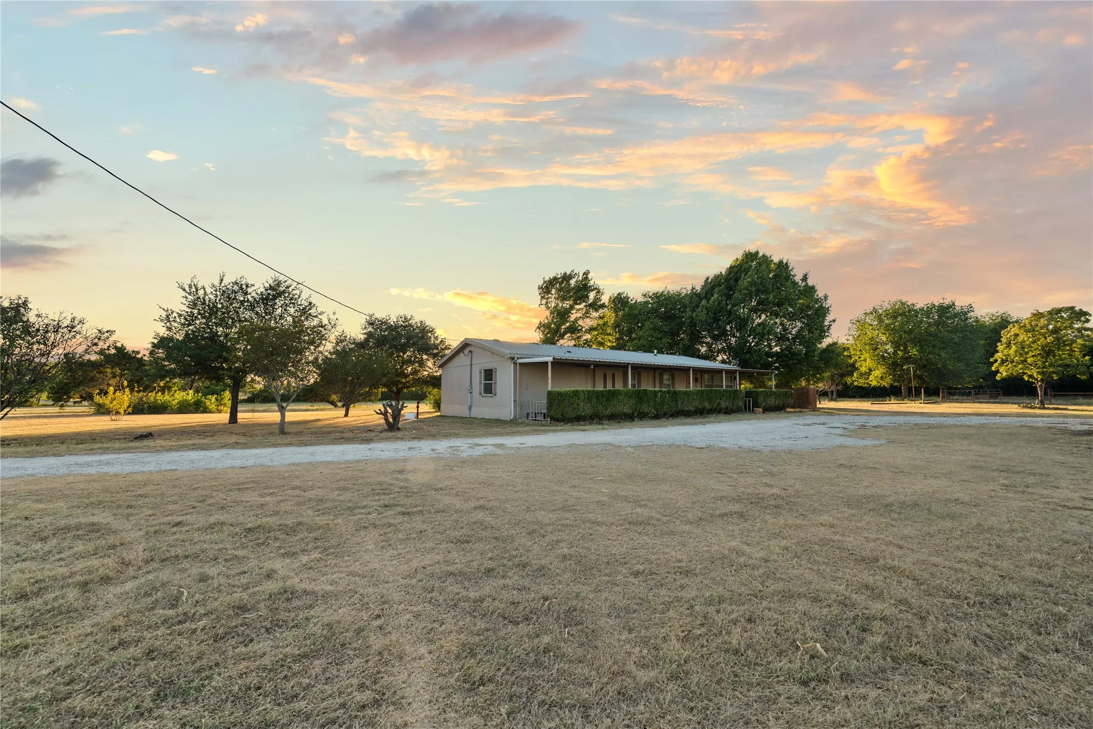 Mobile Home For Sale in Mc Lennan County , 2641 Pleasant Run, Crawford, Texas 76689, 3 Bedroom, 2 Bathroom, 2 Garage spaces, 2,048 Sqft, built in 1993, mls#21361904, Real Estate Agent in Crawford, Homes For Sale in Mc Lennan county, Homes For Sale in Crawford, Realtor in Crawford Texas, Real Estate Brokerage Independent Realty Texas, Luminita Cordes Realtor