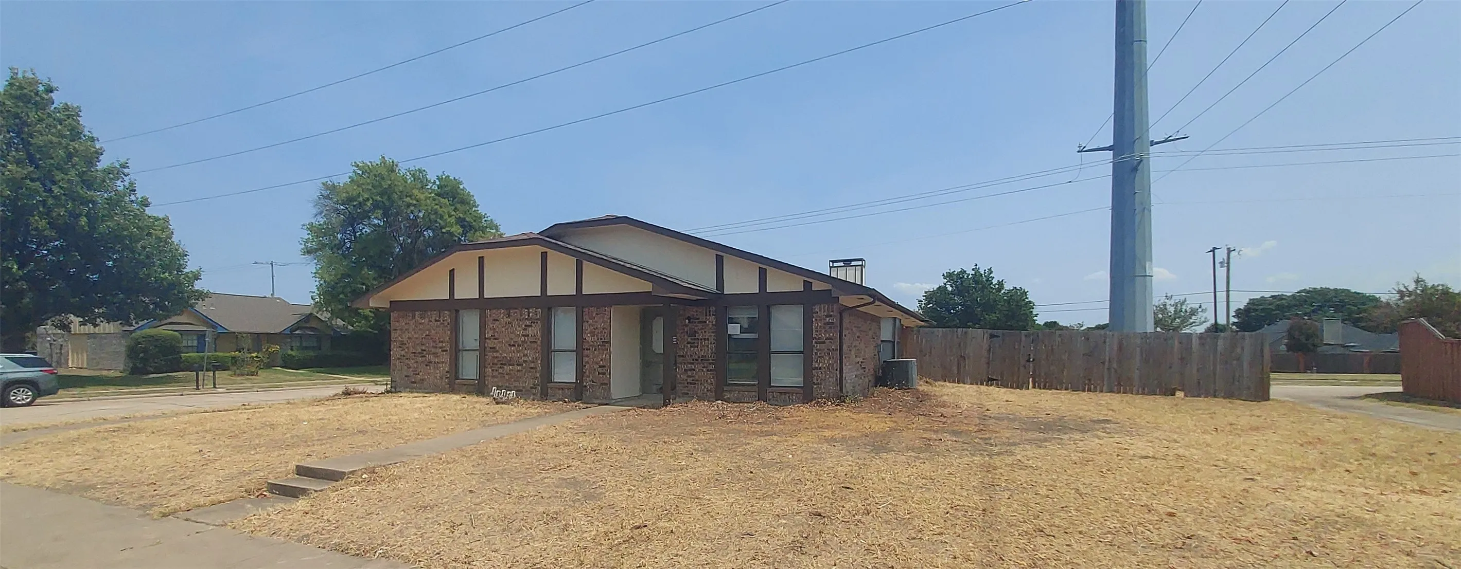 Single Family Residence For Sale in Dallas County , 4102 Blacksmith Drive, Garland, Texas 75044, 3 Bedroom, 2 Bathroom, 2 Garage spaces, 1,764 Sqft, built in 1986, mls#21298473, Real Estate Agent in Garland, Homes For Sale in Dallas county, Homes For Sale in Garland, Realtor in Garland Texas, Real Estate Brokerage Independent Realty Texas, Luminita Cordes Realtor