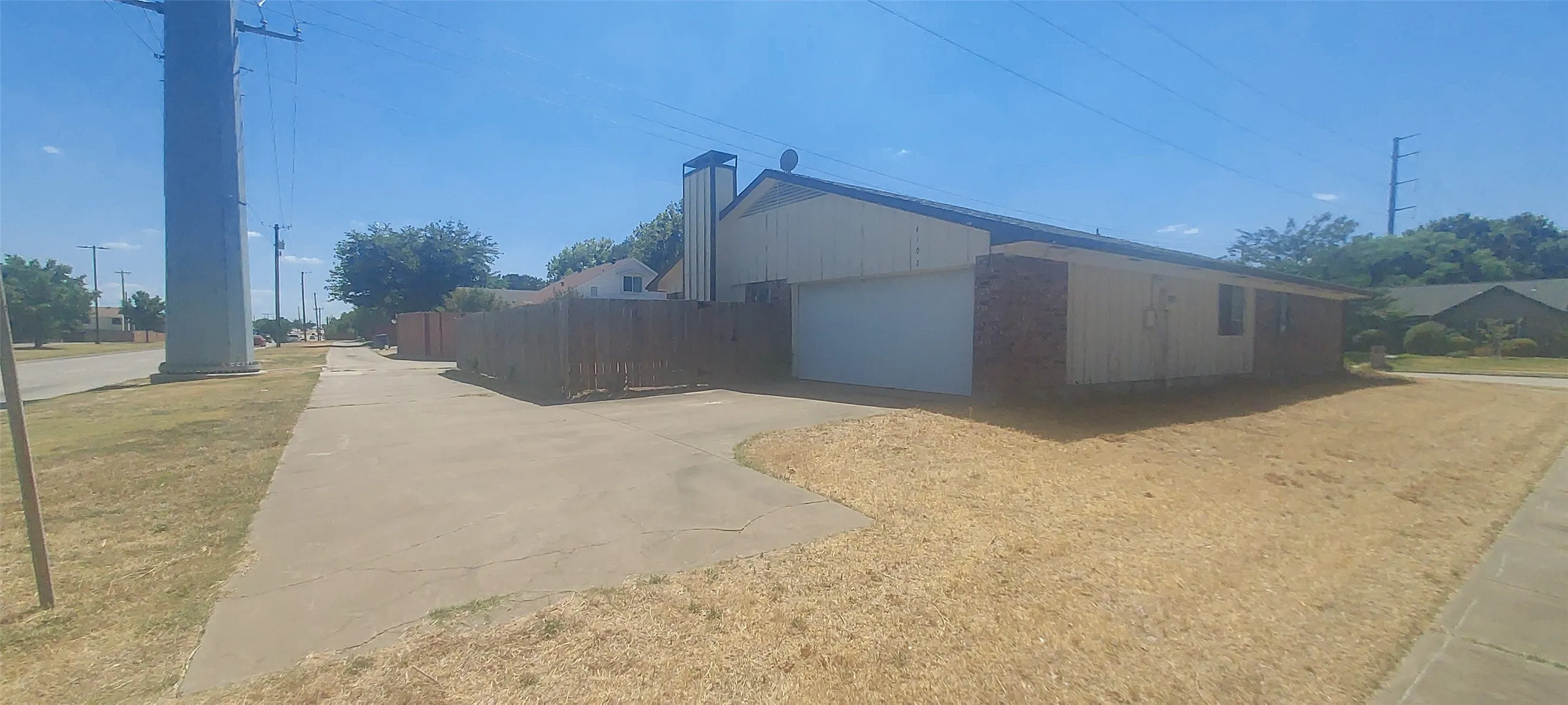 Single Family Residence For Sale in Dallas County , 4102 Blacksmith Drive, Garland, Texas 75044, 3 Bedroom, 2 Bathroom, 2 Garage spaces, 1,764 Sqft, built in 1986, mls#21298473, Real Estate Agent in Garland, Homes For Sale in Dallas county, Homes For Sale in Garland, Realtor in Garland Texas, Real Estate Brokerage Independent Realty Texas, Luminita Cordes Realtor