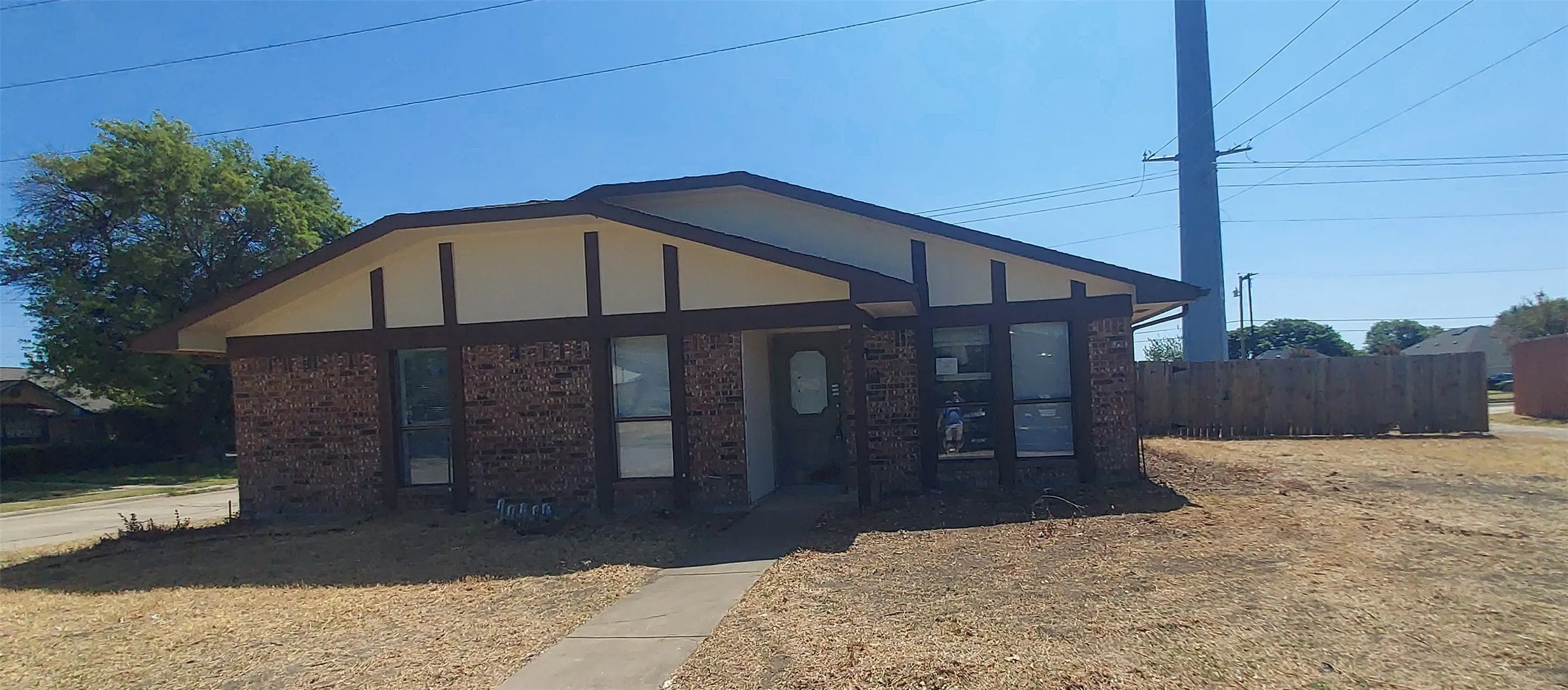 Single Family Residence For Sale in Dallas County , 4102 Blacksmith Drive, Garland, Texas 75044, 3 Bedroom, 2 Bathroom, 2 Garage spaces, 1,764 Sqft, built in 1986, mls#21298473, Real Estate Agent in Garland, Homes For Sale in Dallas county, Homes For Sale in Garland, Realtor in Garland Texas, Real Estate Brokerage Independent Realty Texas, Luminita Cordes Realtor