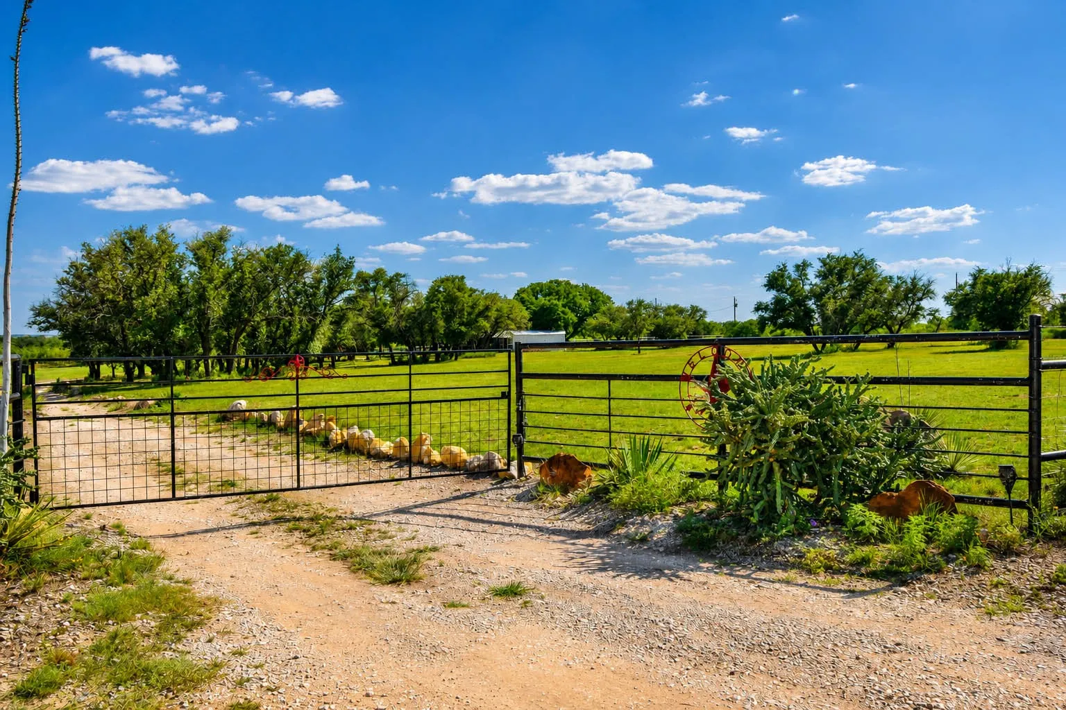Mobile Home For Sale in Mc Culloch County , 239 County Road 160, Brady, Texas 76825, 3 Bedroom, 2 Bathroom, 2 Garage spaces, 1,326 Sqft, built in 1993, mls#21359916, Real Estate Agent in Brady, Homes For Sale in Mc Culloch county, Homes For Sale in Brady, Realtor in Brady Texas, Real Estate Brokerage Independent Realty Texas, Luminita Cordes Realtor