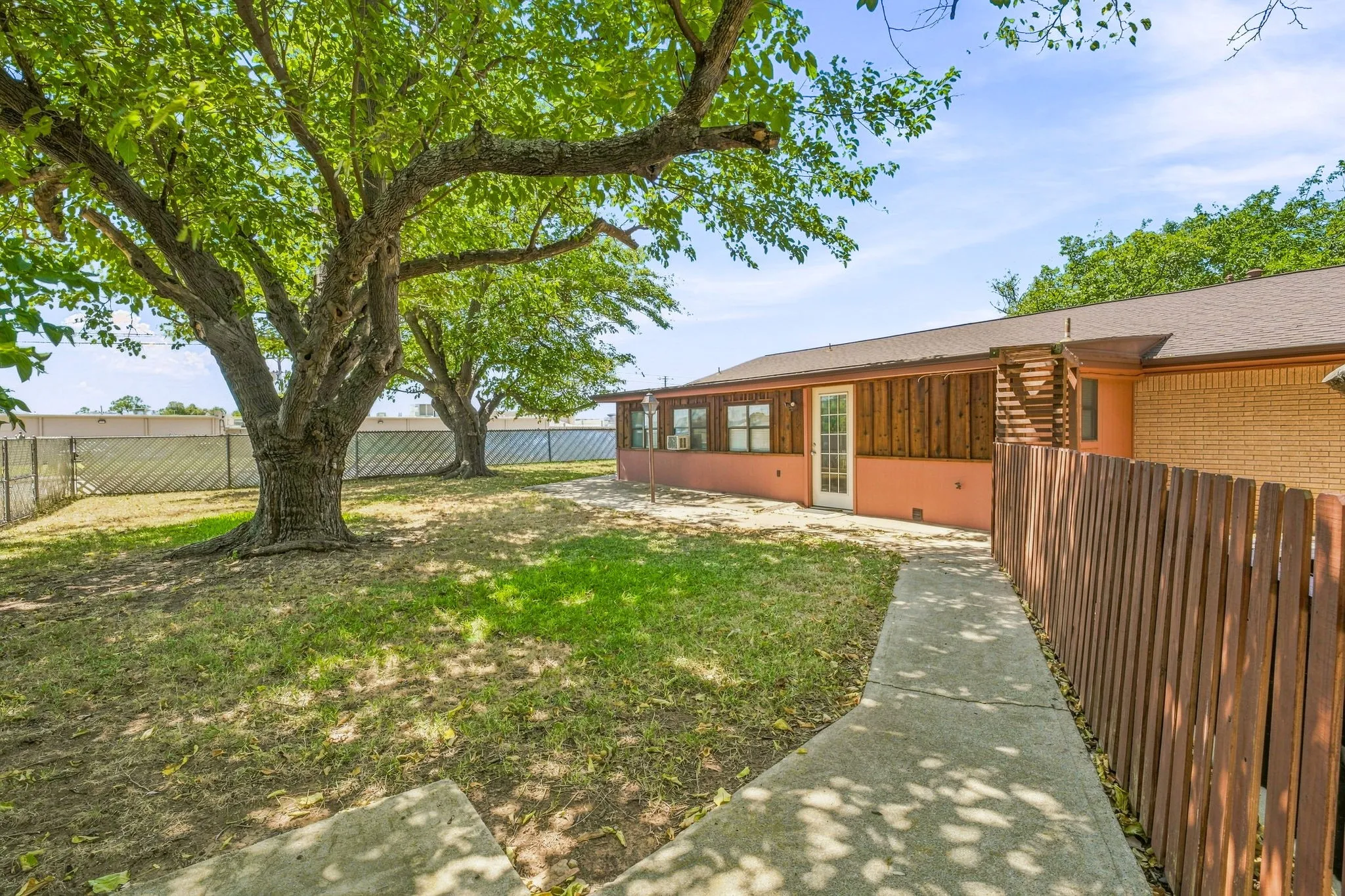 Single Family Residence For Sale in Erath County , 409 N Charlotte, Stephenville, Texas 76401, 4 Bedroom, 3 Bathroom, 2 Garage spaces, 2,223 Sqft, built in 1964, mls#21360531, Real Estate Agent in Stephenville, Homes For Sale in Erath county, Homes For Sale in Stephenville, Realtor in Stephenville Texas, Real Estate Brokerage Independent Realty Texas, Luminita Cordes Realtor