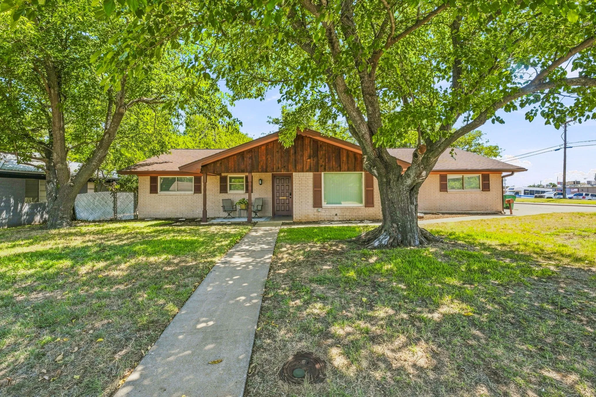 Single Family Residence For Sale in Erath County , 409 N Charlotte, Stephenville, Texas 76401, 4 Bedroom, 3 Bathroom, 2 Garage spaces, 2,223 Sqft, built in 1964, mls#21360531, Real Estate Agent in Stephenville, Homes For Sale in Erath county, Homes For Sale in Stephenville, Realtor in Stephenville Texas, Real Estate Brokerage Independent Realty Texas, Luminita Cordes Realtor